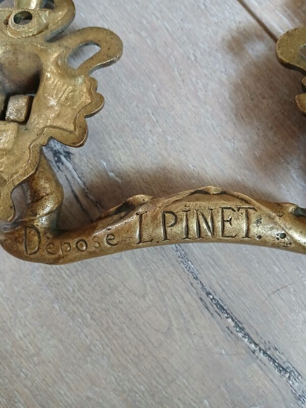Paire de poignées en bronze L.Pinet