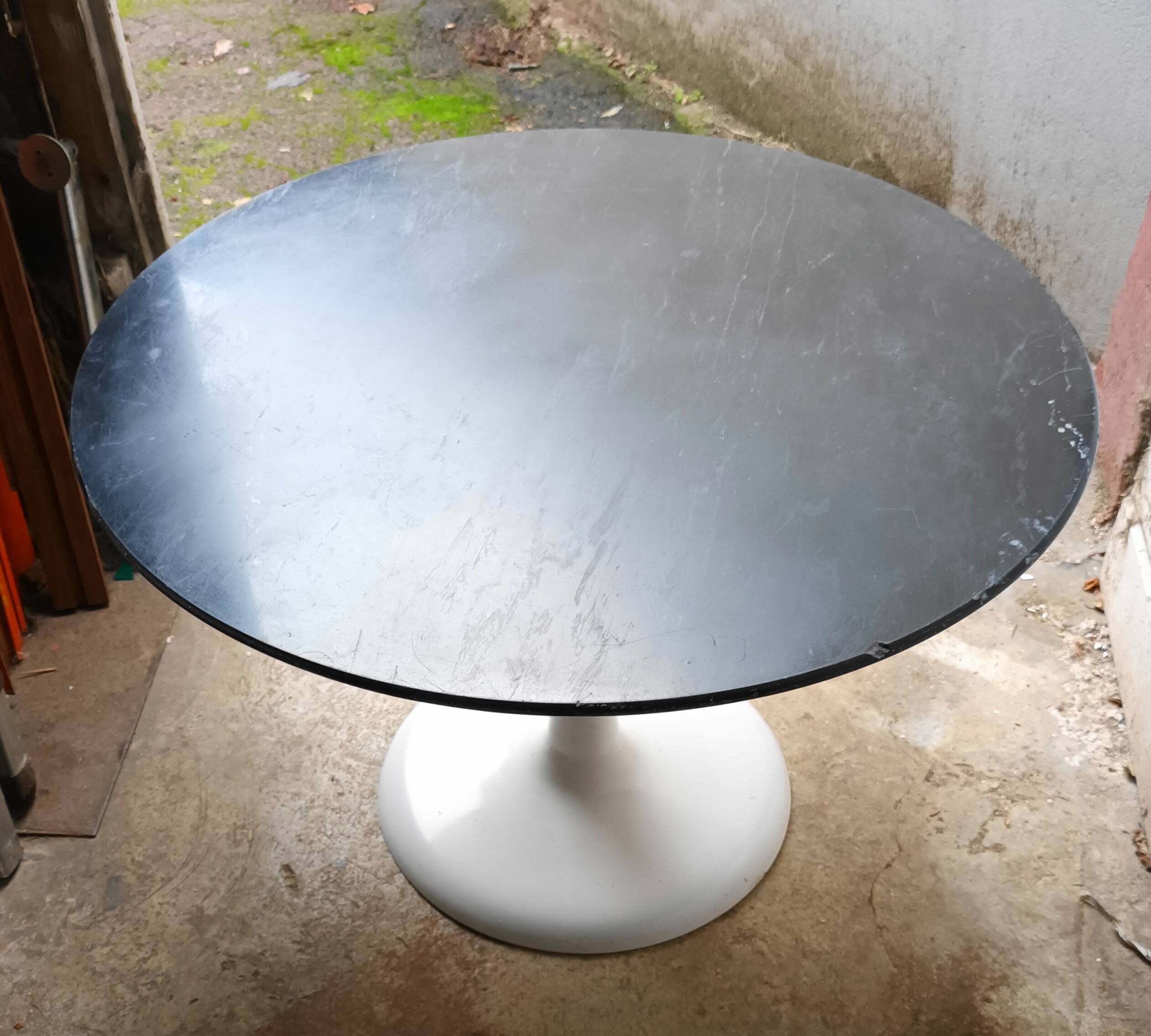 Round coffee table with tulip foot from the 70s