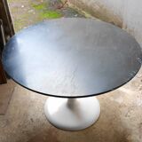 Table basse ronde a pied tulipe des années 70