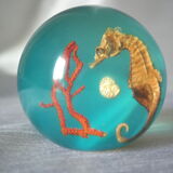 Sulfure boule résine inclusion hippocampe corail vintage