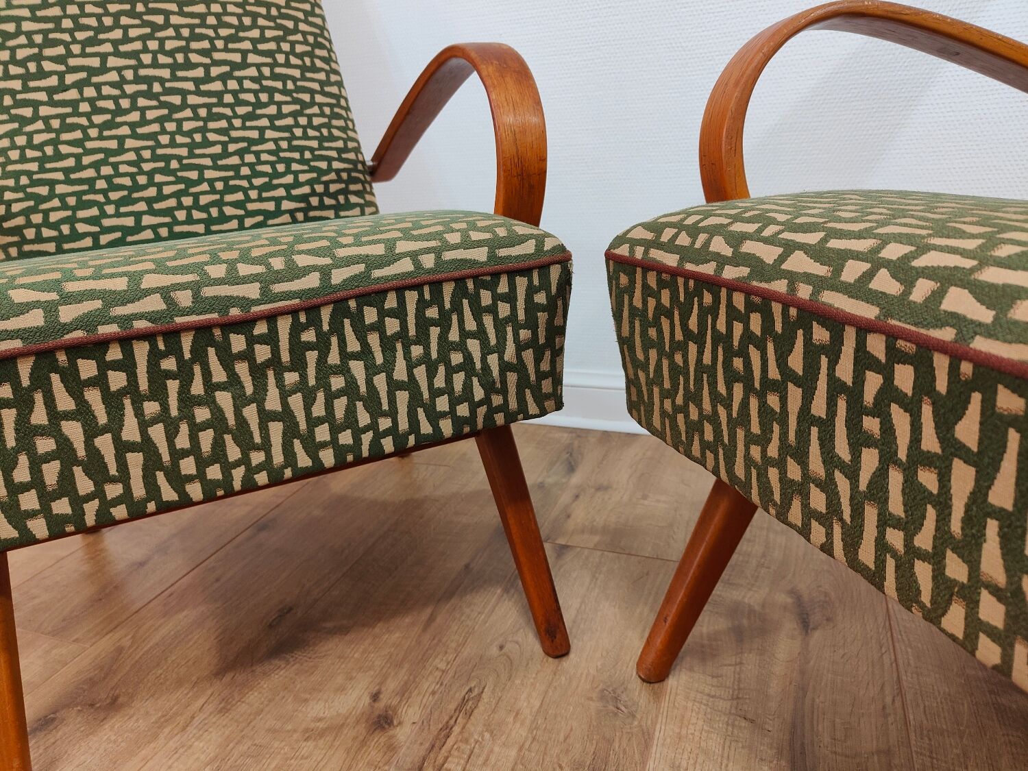 Paire de fauteuils 6952 par Jaroslav Smidek pour Ton