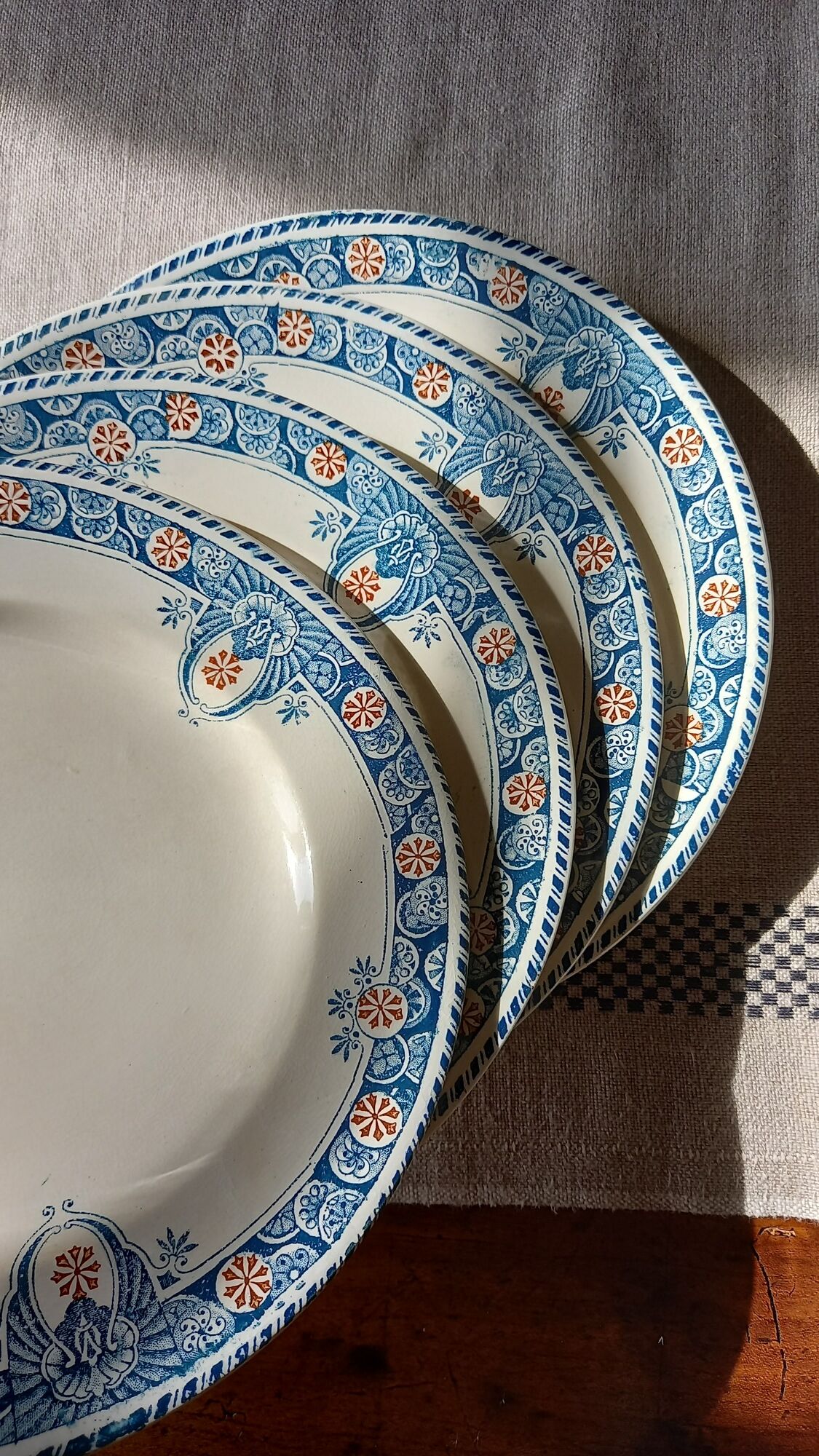 4 assiettes anciennes terre de fer longwy modèle « londres »