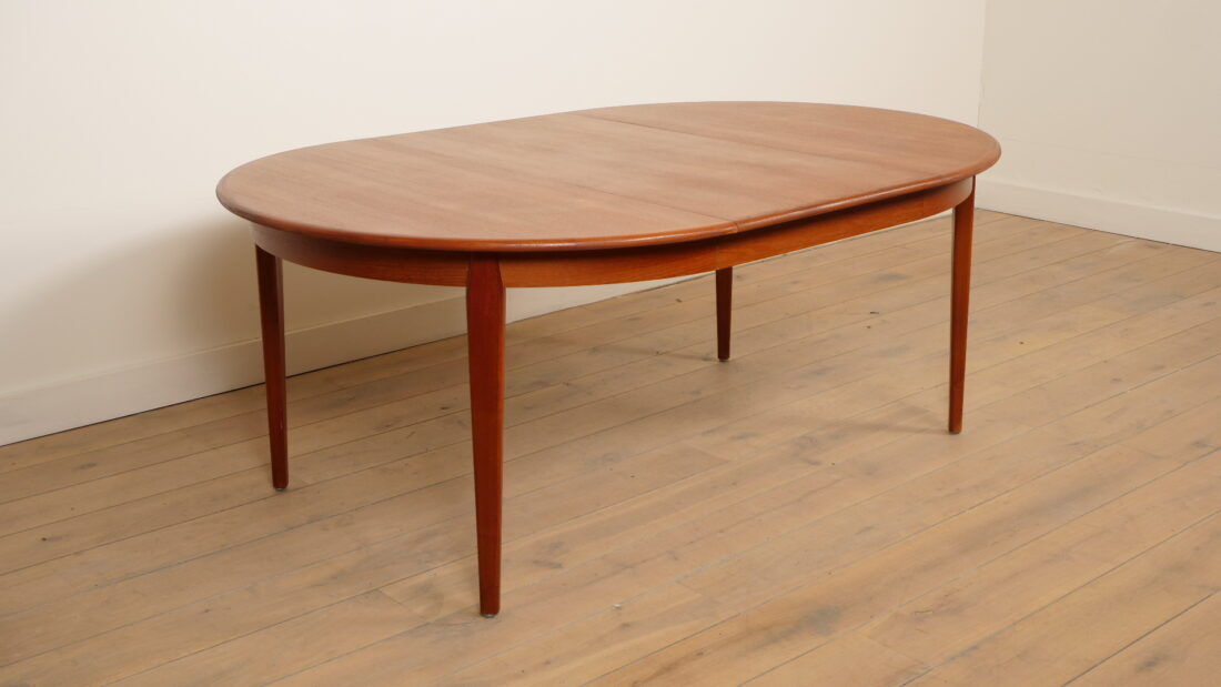 Vintage round dining table | extendable | teak | 125 - 185 cm
