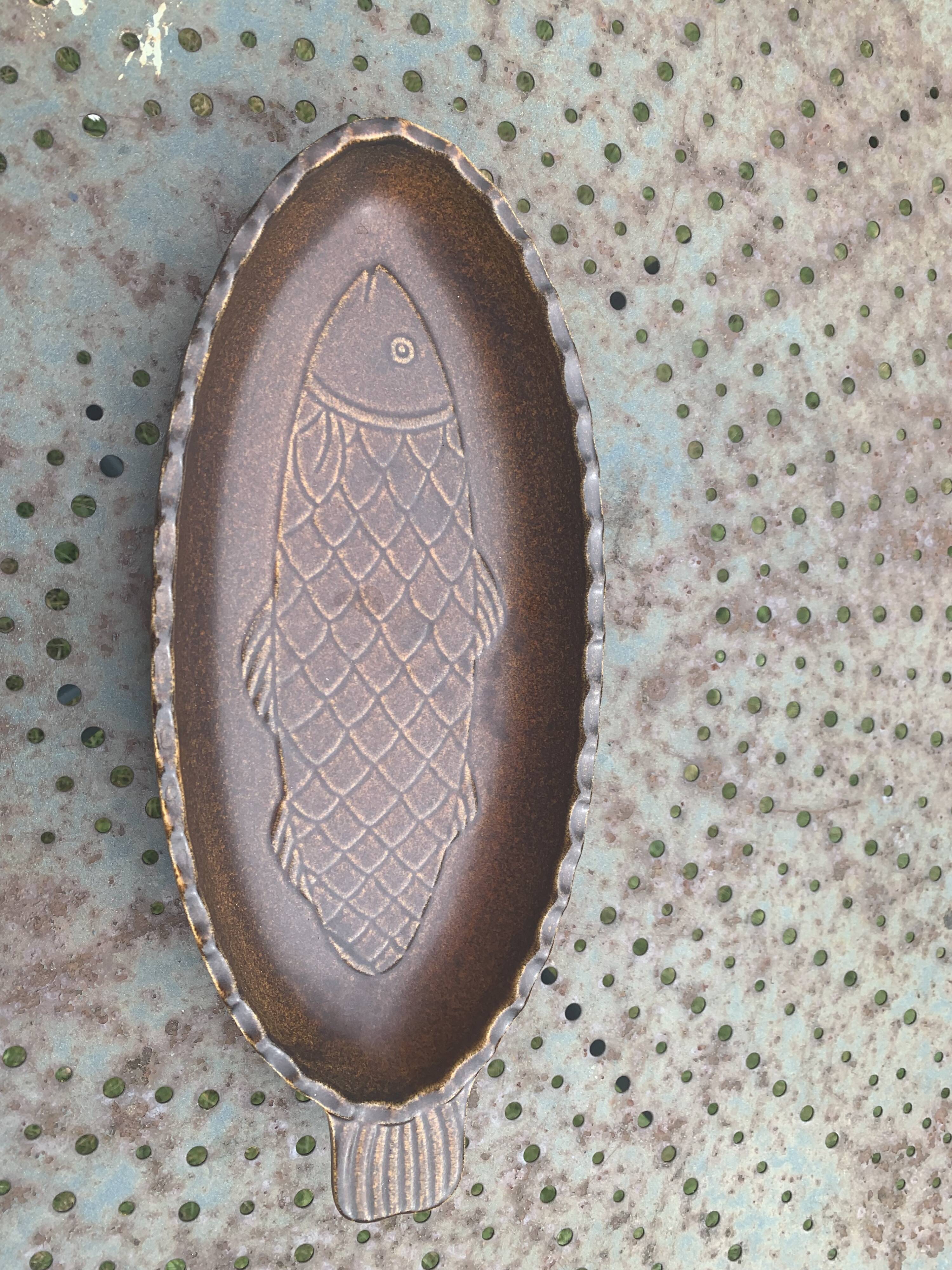 Glazed ceramic dish with fish pattern in relief friesbud melitta germany katen geschler 70