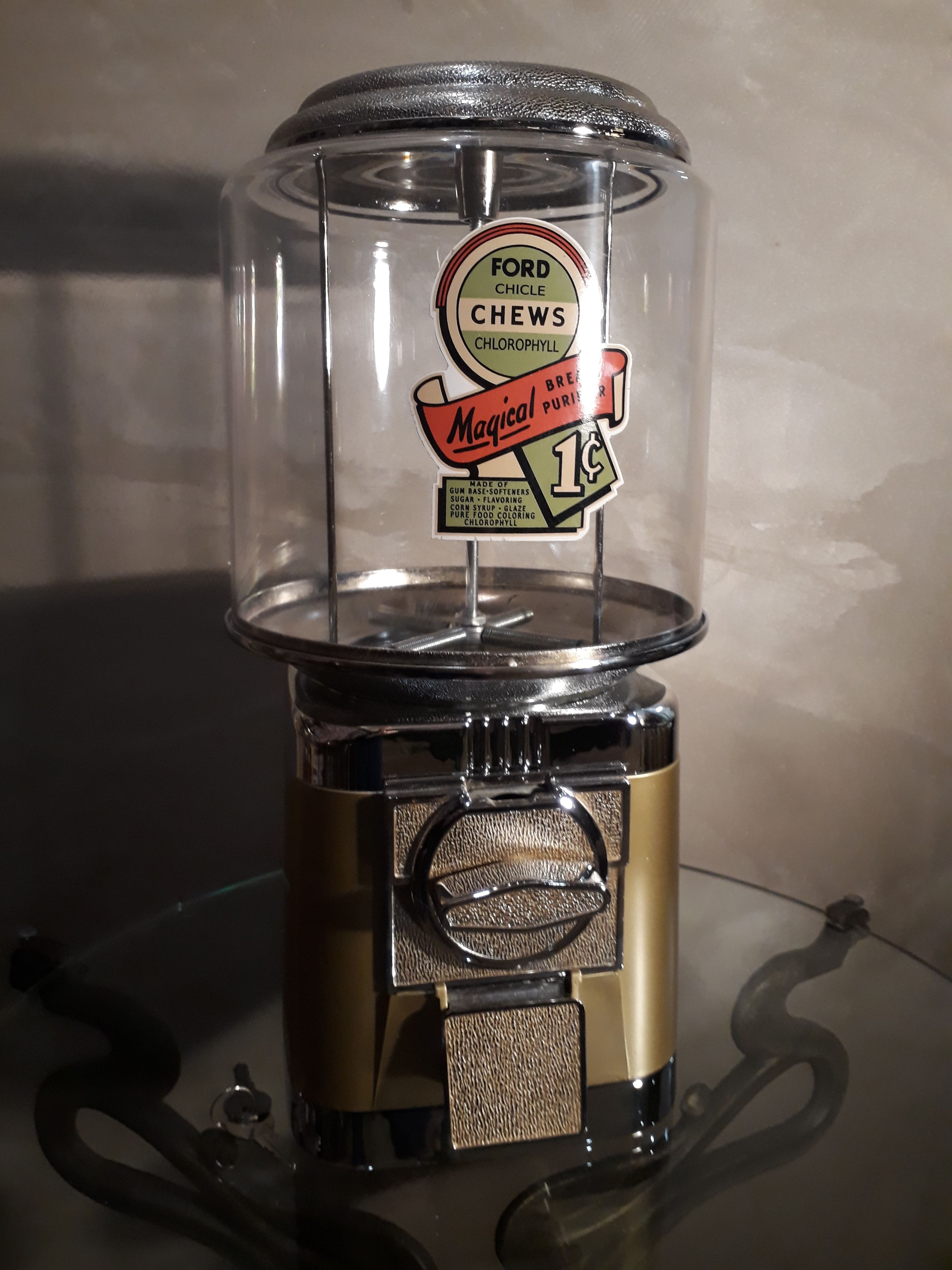 Chewing gum and candy dispenser. Vintage style, 80s globe eu acrilique, close to the new. Functional