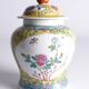Jar en porcelaine Famille Rose chinoise avec couvercle, décoration florale sur fond jaune