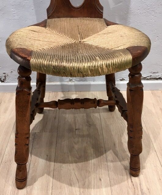 Chaise art nouveau en noyer sculpté