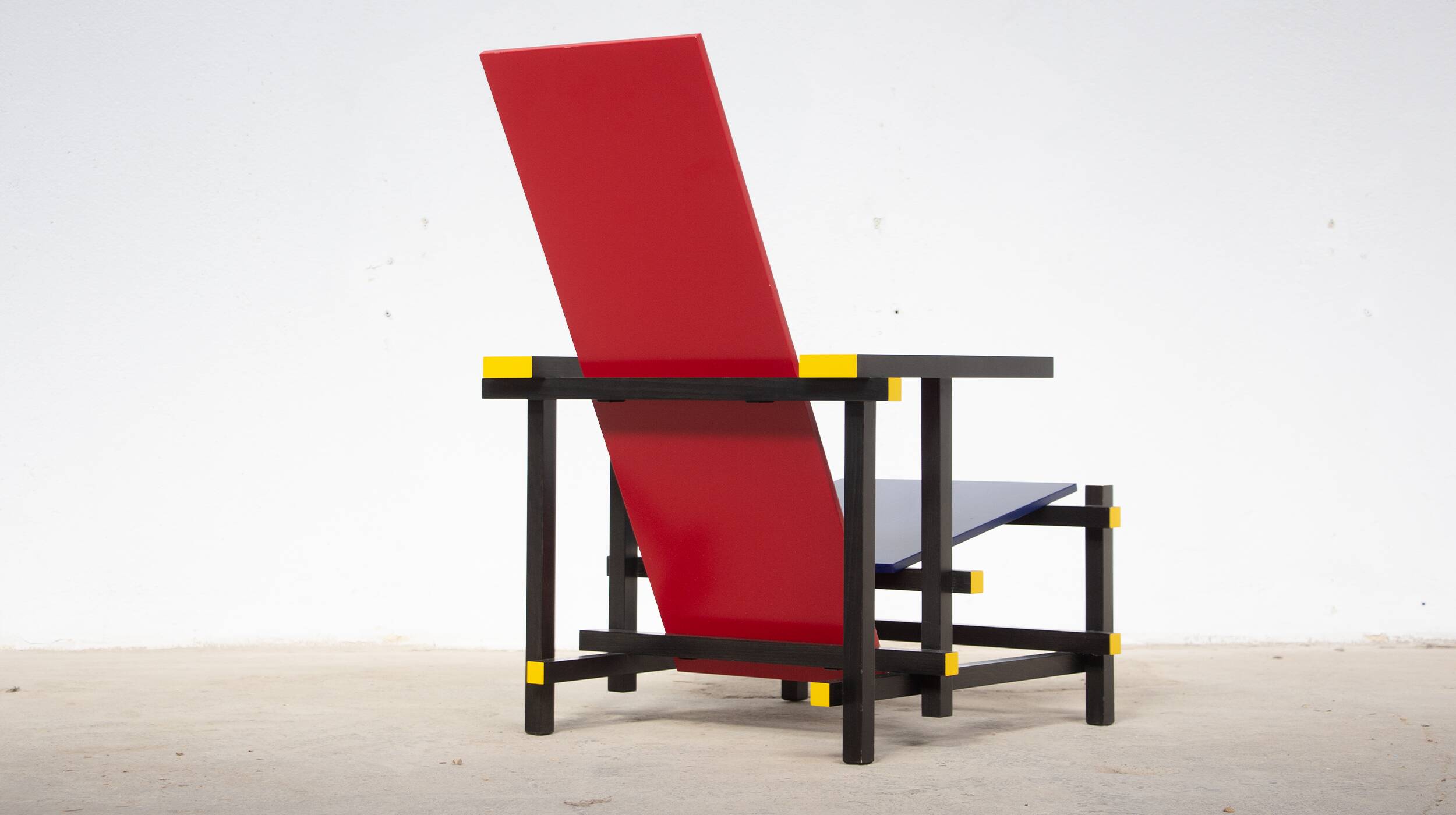Red and blue chair Gerrit Rietveld by Cassina