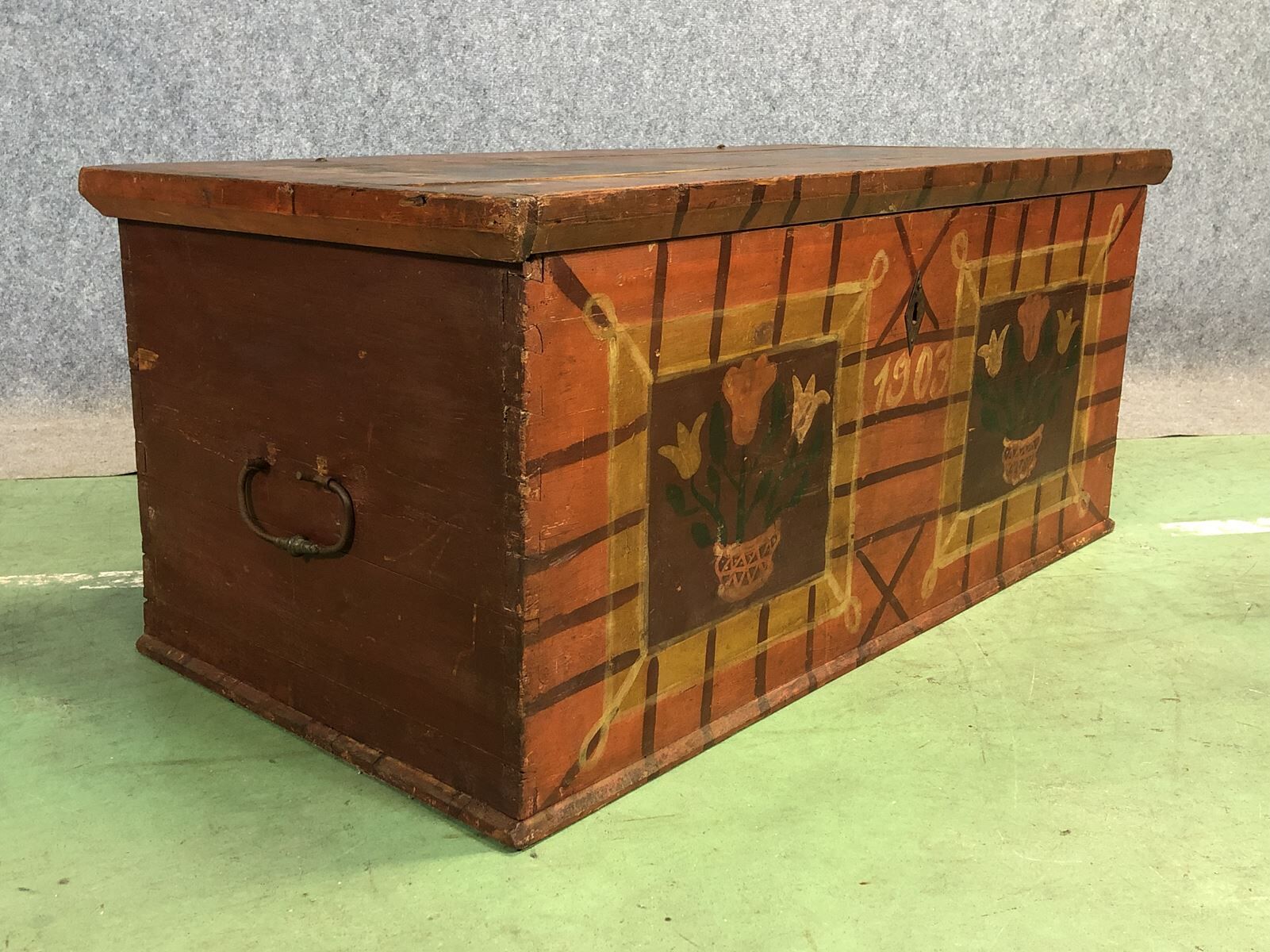 Fir chest with original painting-early twentieth