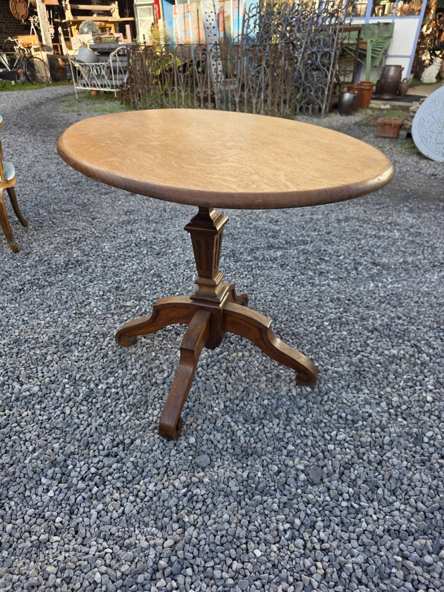 Oak guéridon table from the early 20th century.