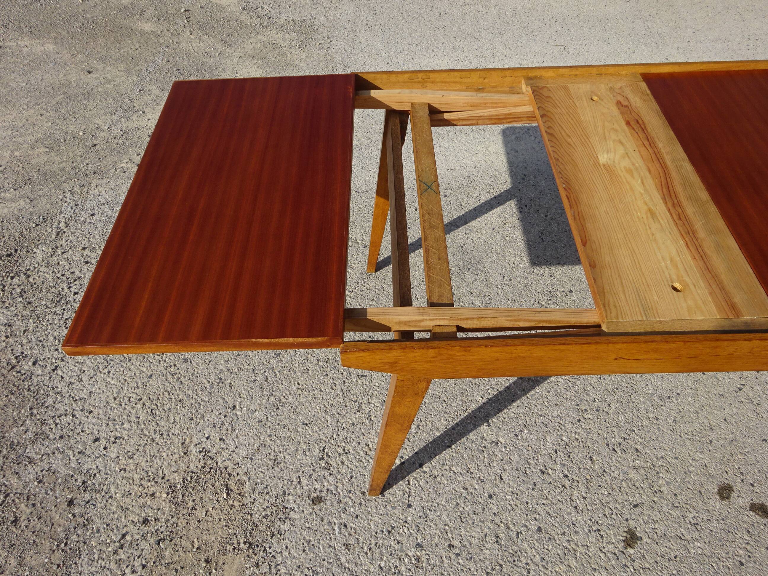 Extendable table, compass legs