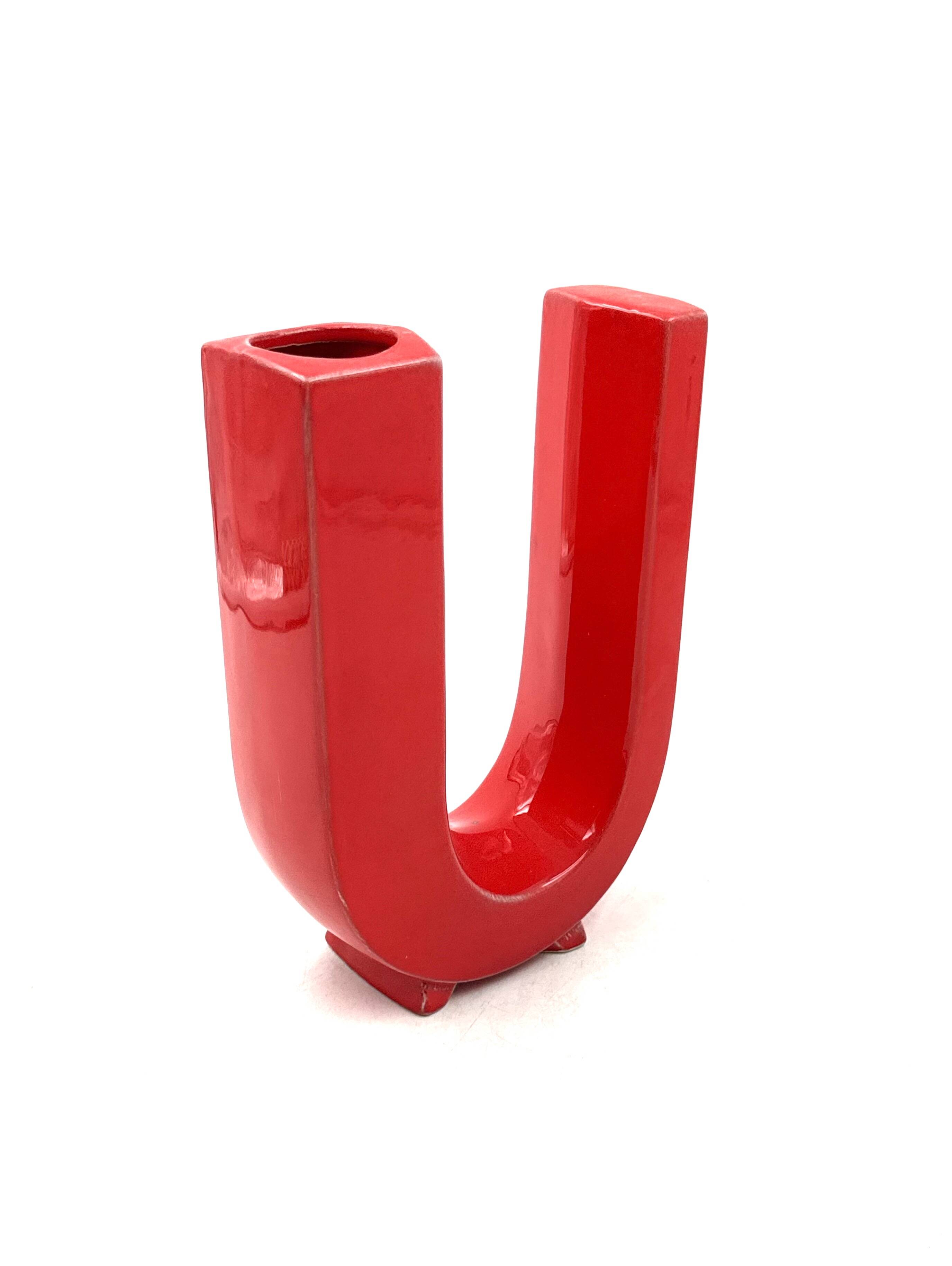 Space age red U letter ceramic solifleur vase, Marcel Radureau Francia 1970