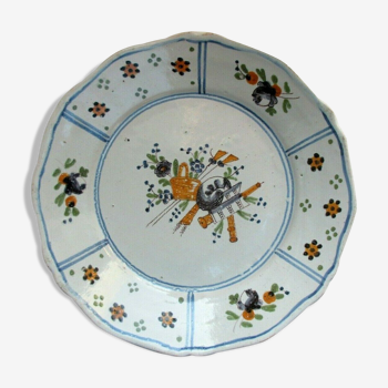 Assiette ancienne terre cuite émaillée blanc, XIXème, Panier et fleurs