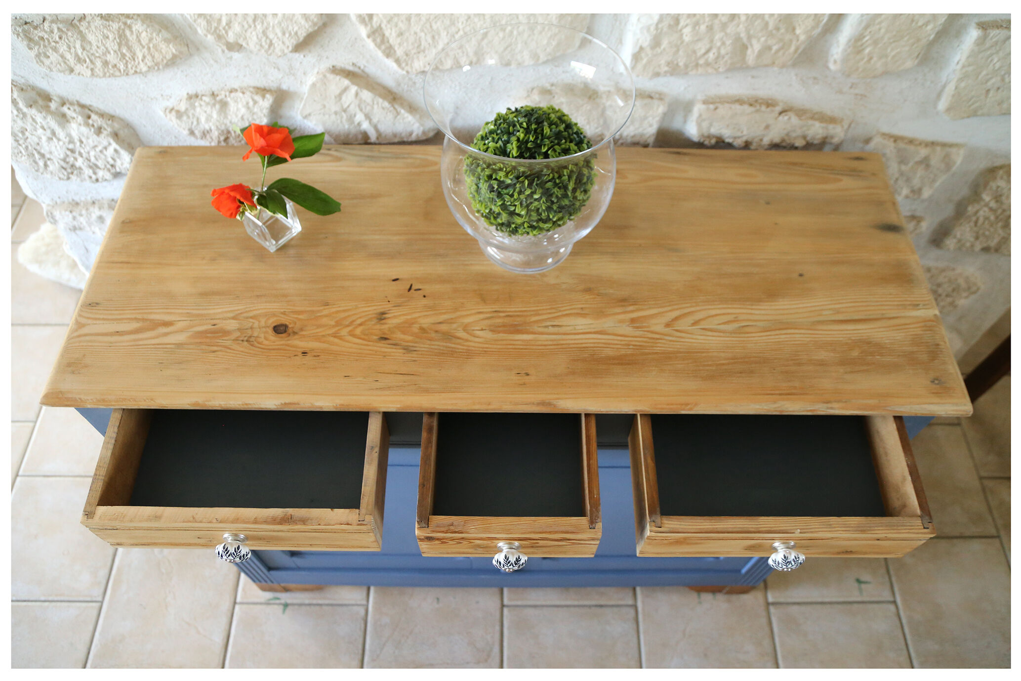 Blue parisian buffet