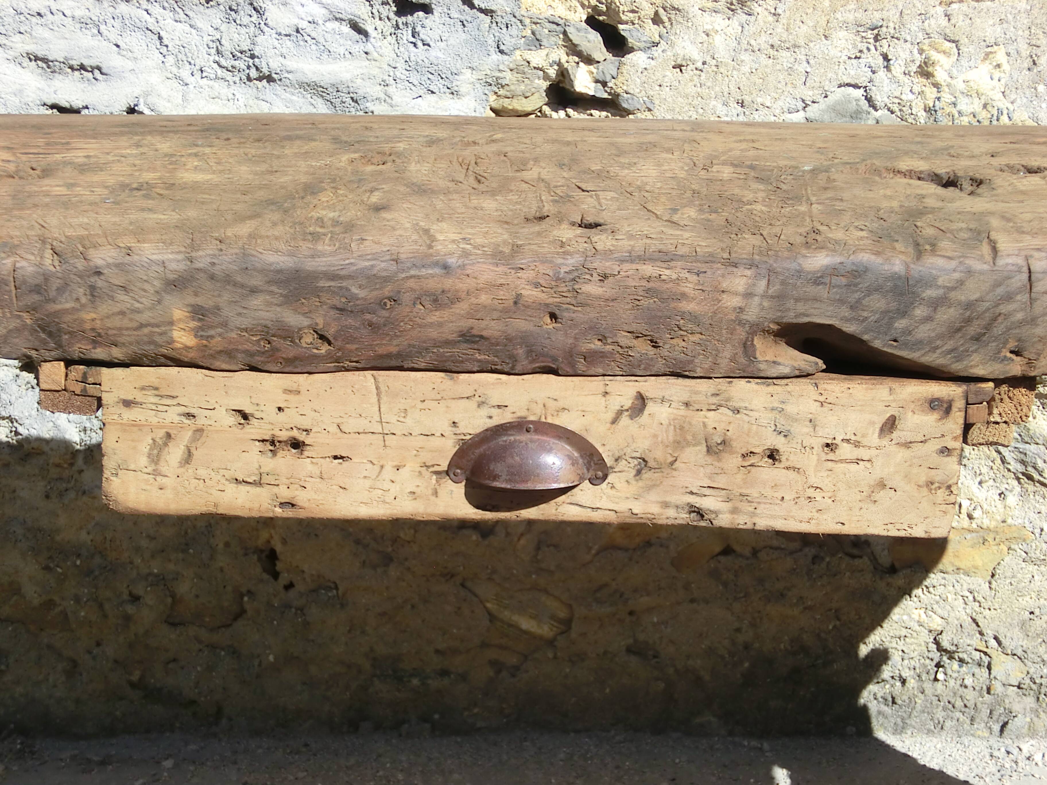 Very old oak carpenter's workbench - A charming piece of trade furniture.