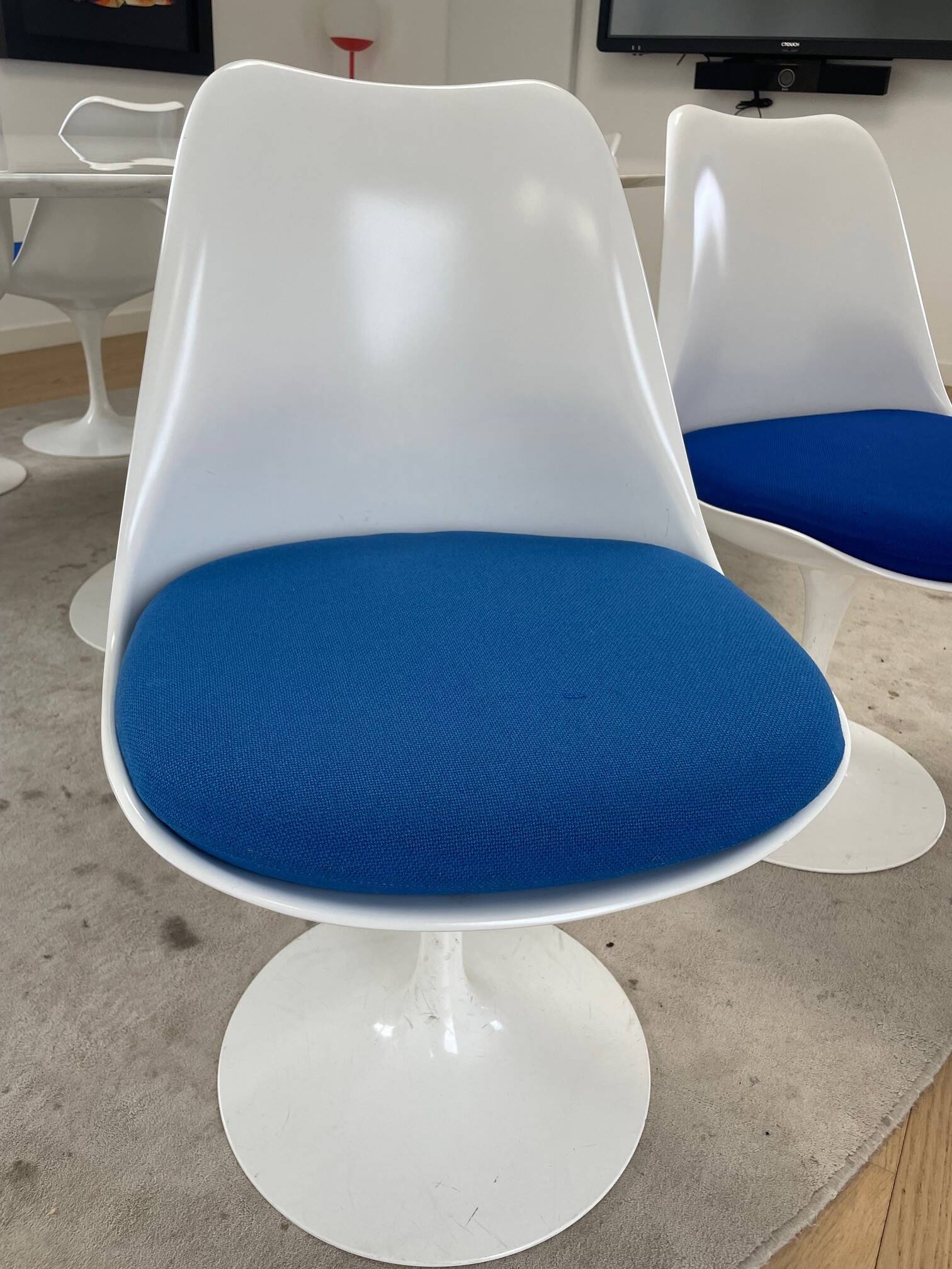 Oval Knoll Saarinen table in Carrara marble + 8 original Tulip chairs
