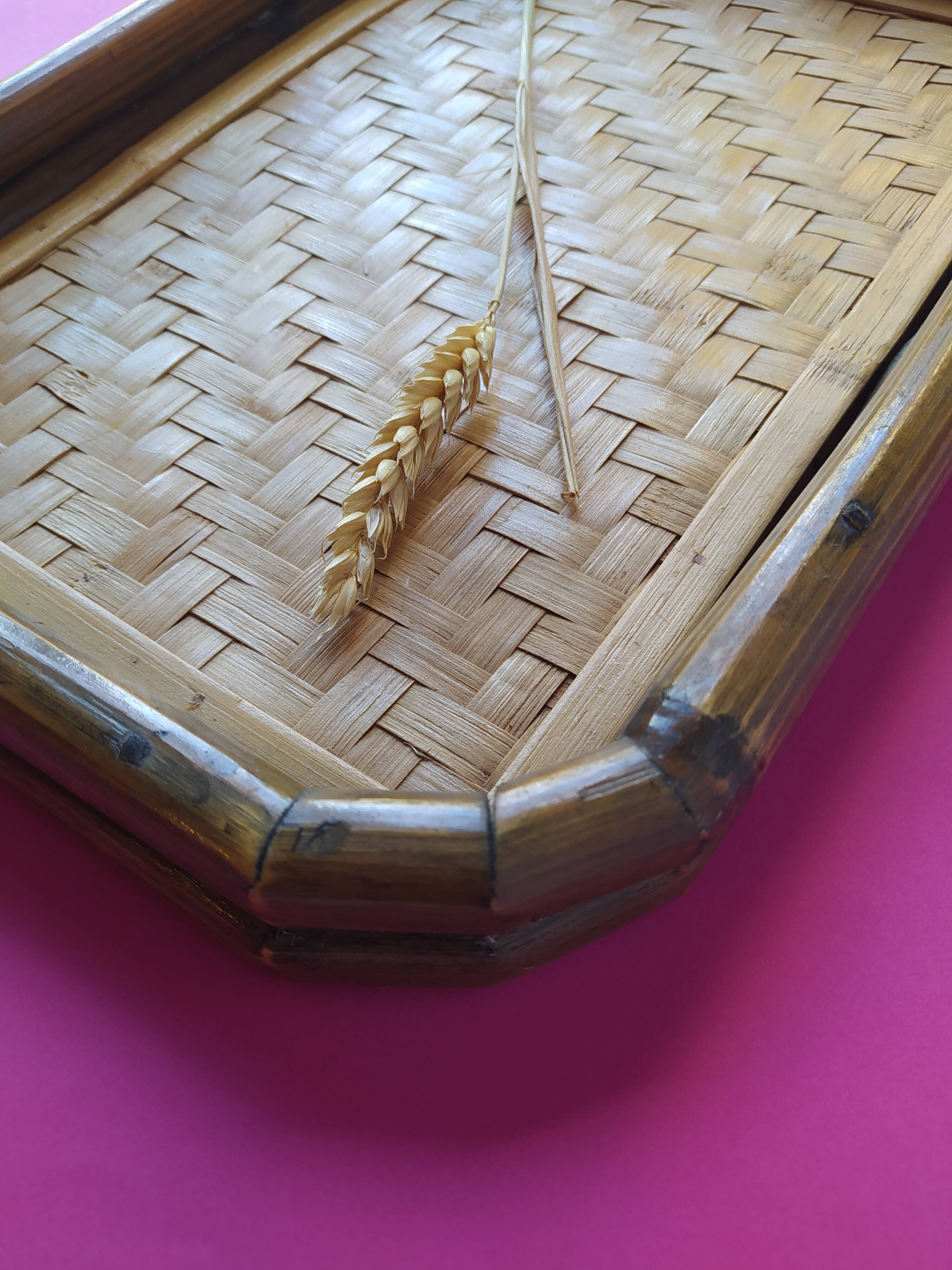 Joli plateau de service en bambou tissé et rotin. Années 70. Vintage.