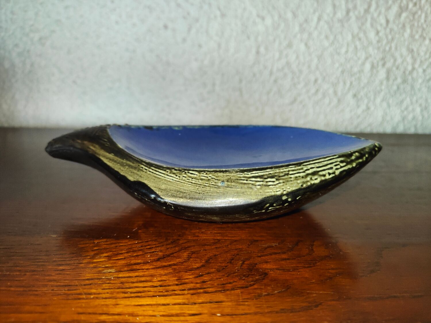 Two-tone northern ceramic beggar in the shape of a leaf