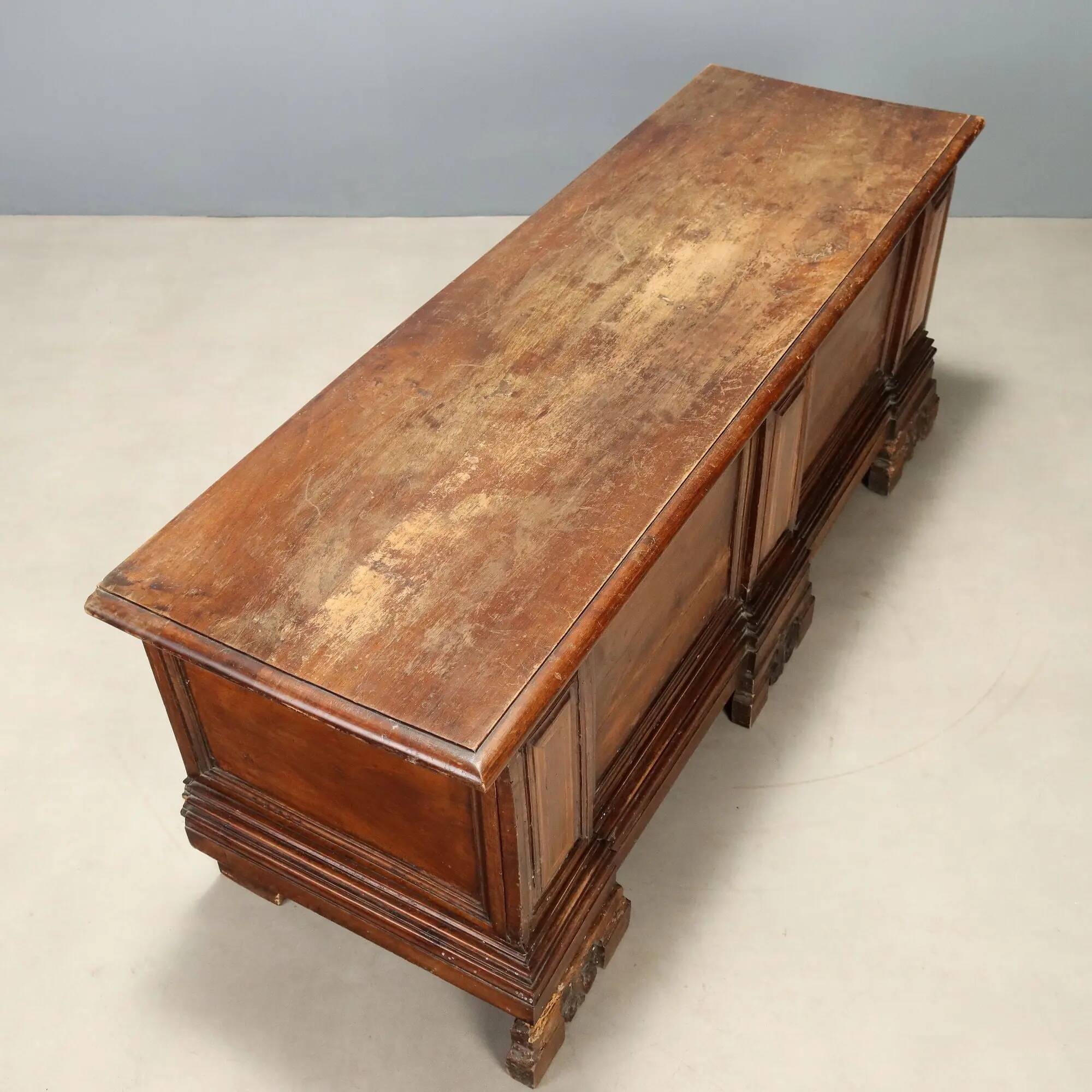 Baroque antique chest in carved walnut, Italy, 18th century.