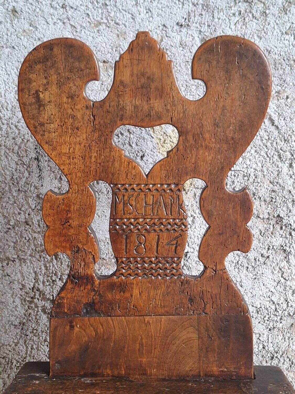 Chaise paysanne alpine sculptée datée 1814 – bois massif