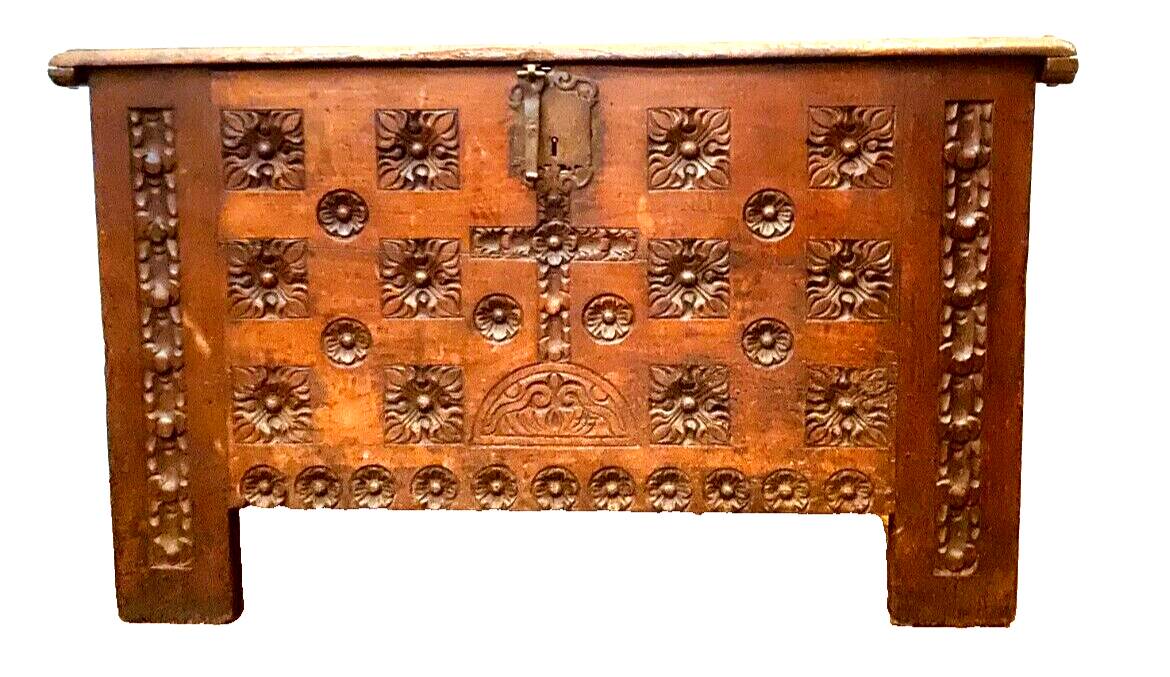 Antique Renaissance style chest in carved oak, 18th century