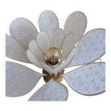 Lampe à poser fleur composée de pétales en rotin et broderie anglaise