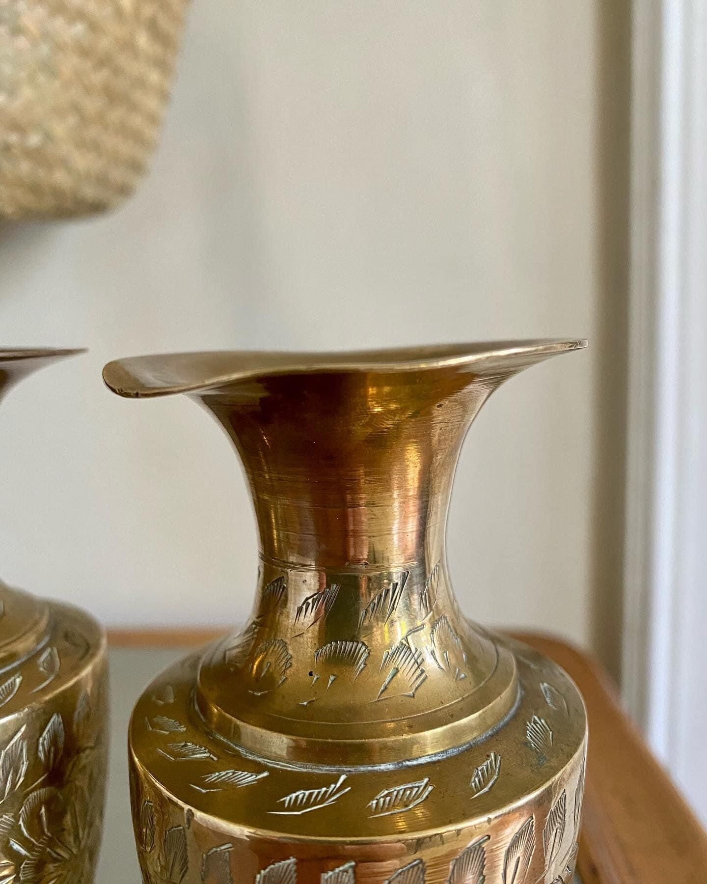 Lot de deux vases en laiton