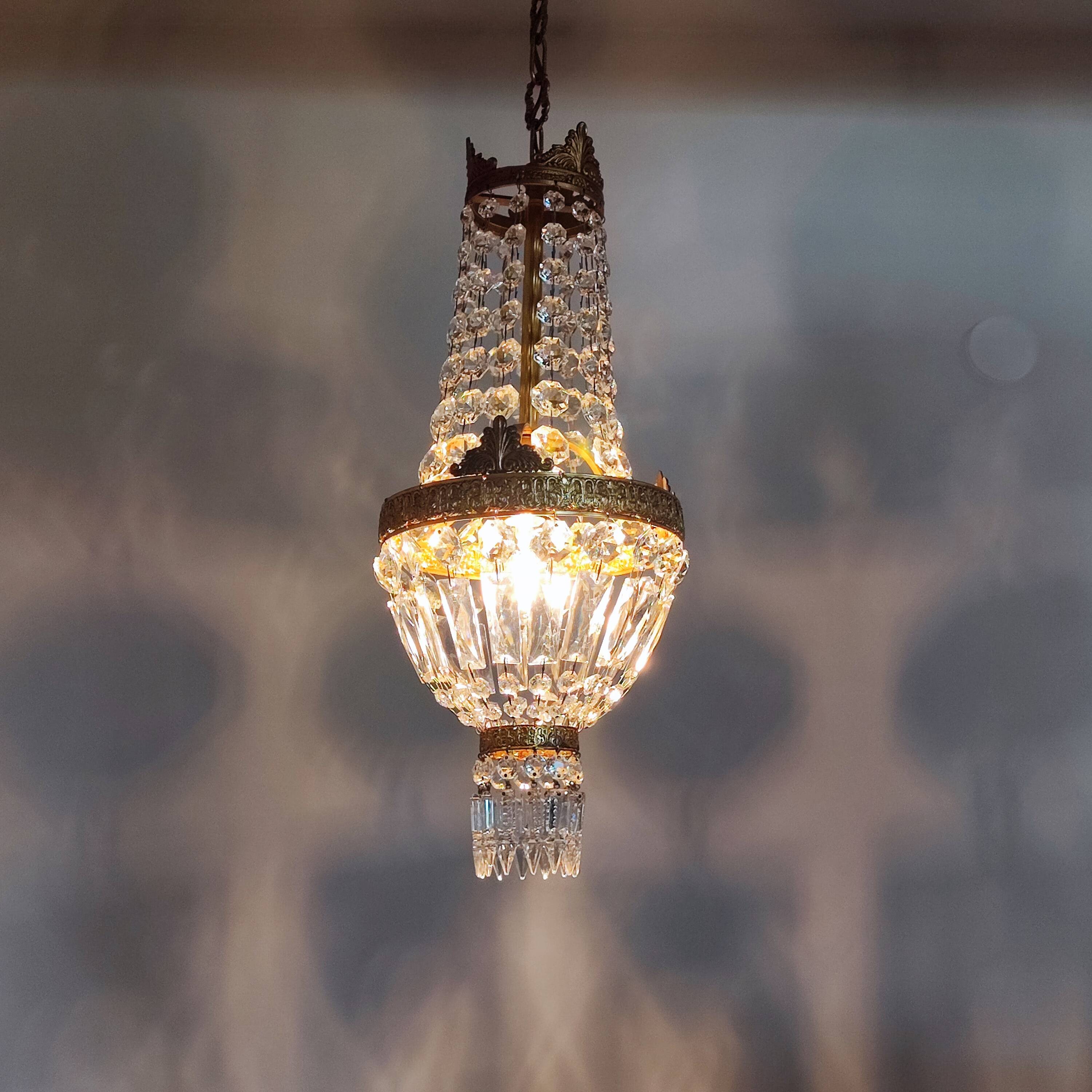 Balloon chandelier with pendants