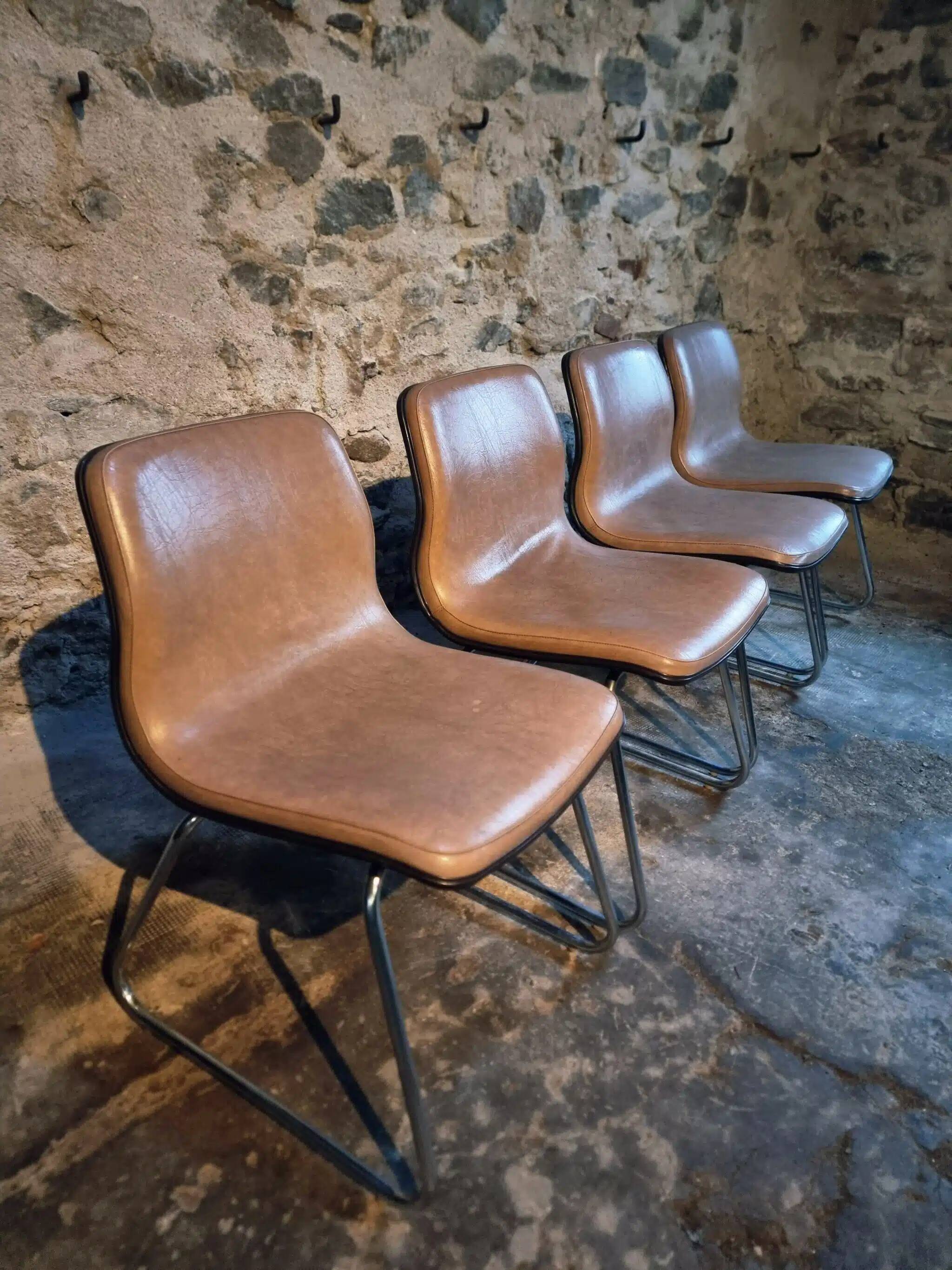 Ensemble de quatre chaises vintage françaises à piètement luge en vinyle beige-taupe, 1976