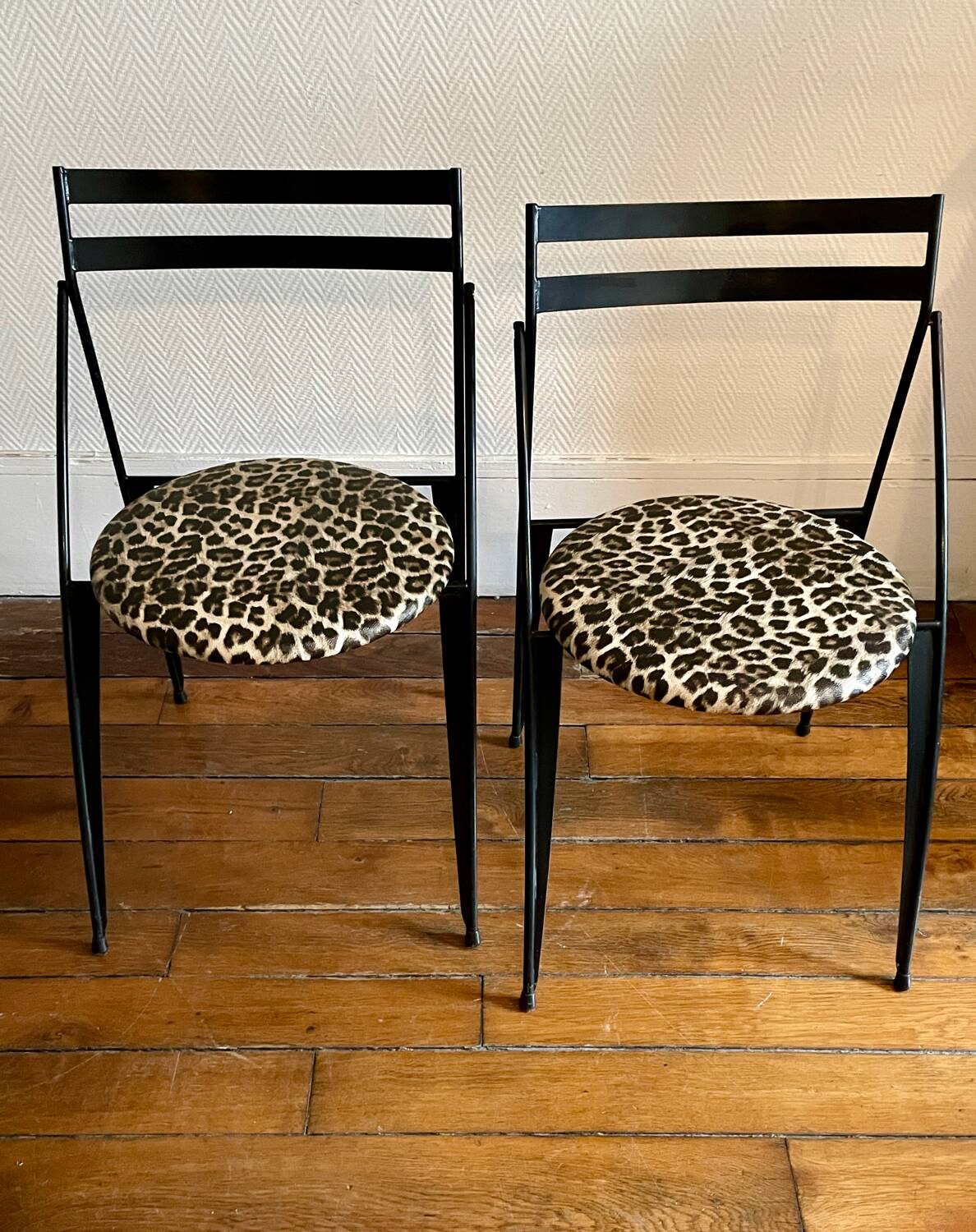 Pair of folding chairs with leopard seats, 1980