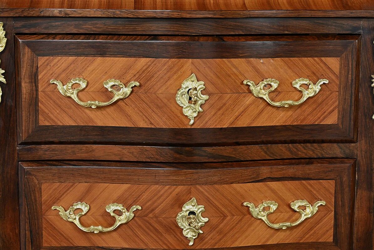 Rosewood and rosewood marquetry chest of drawers, Louis XV style – 2nd half of the 19th century.