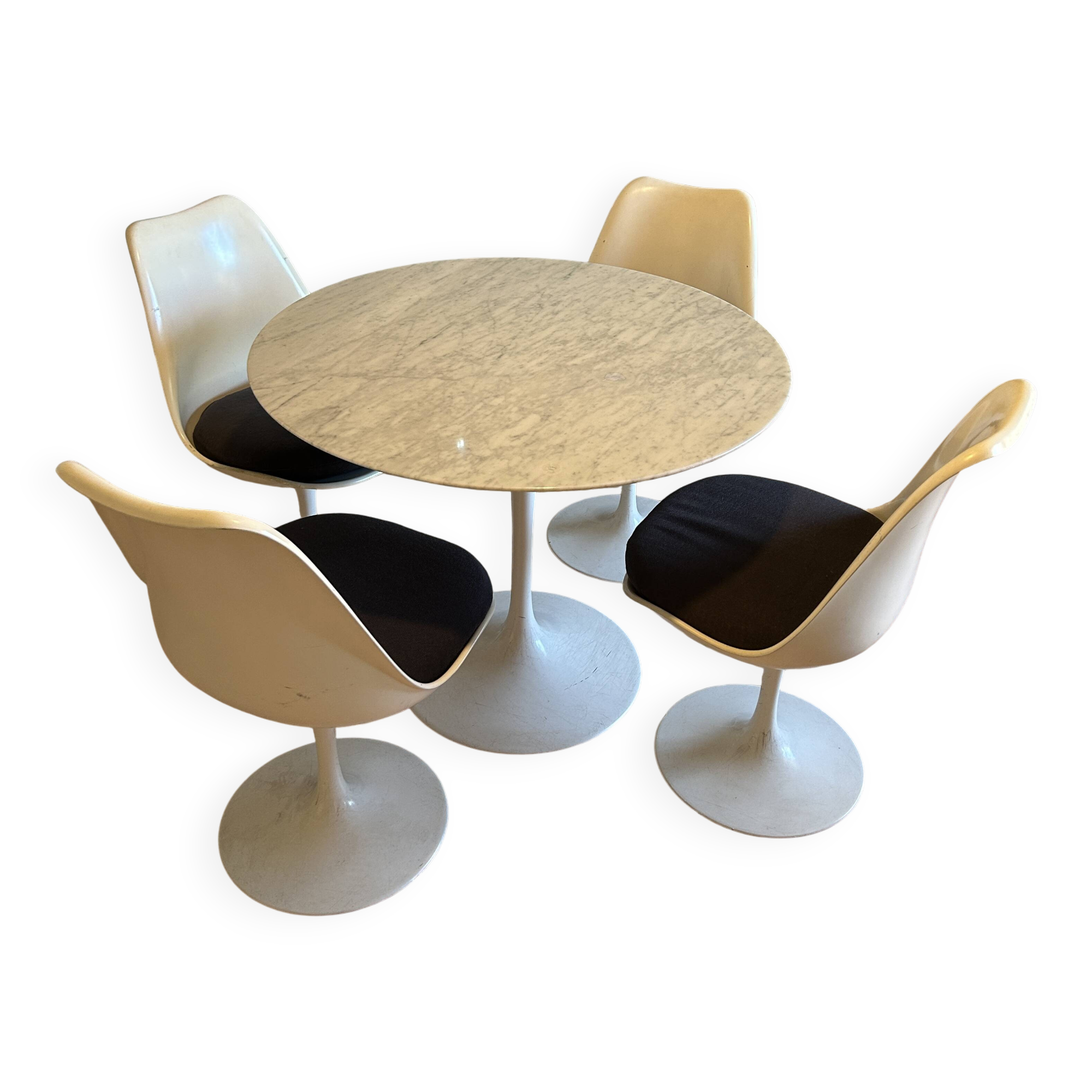 Saarinen round table