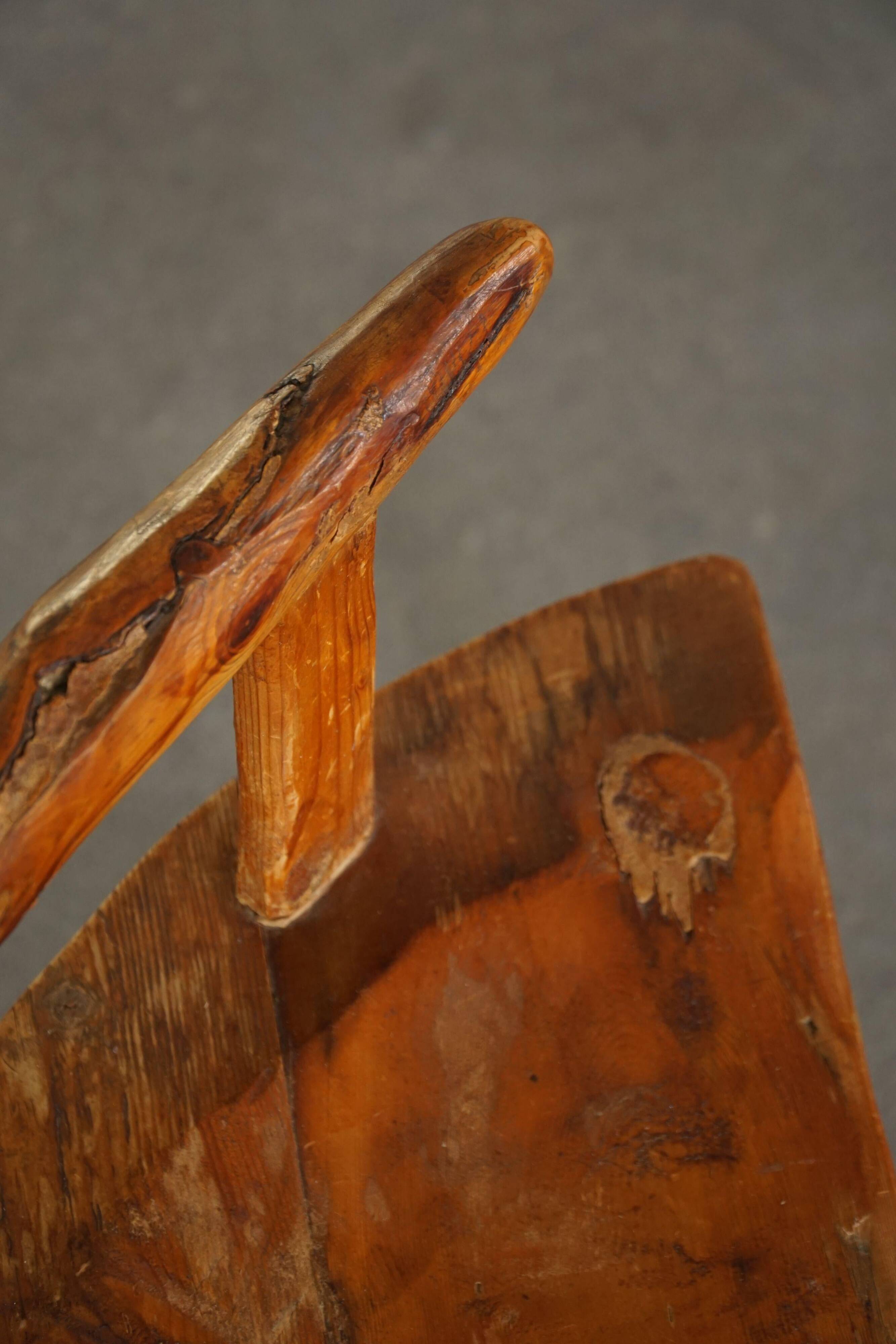 Chaise scandinave folk art trois pieds en pin du début du XXe siècle, wabi sabi