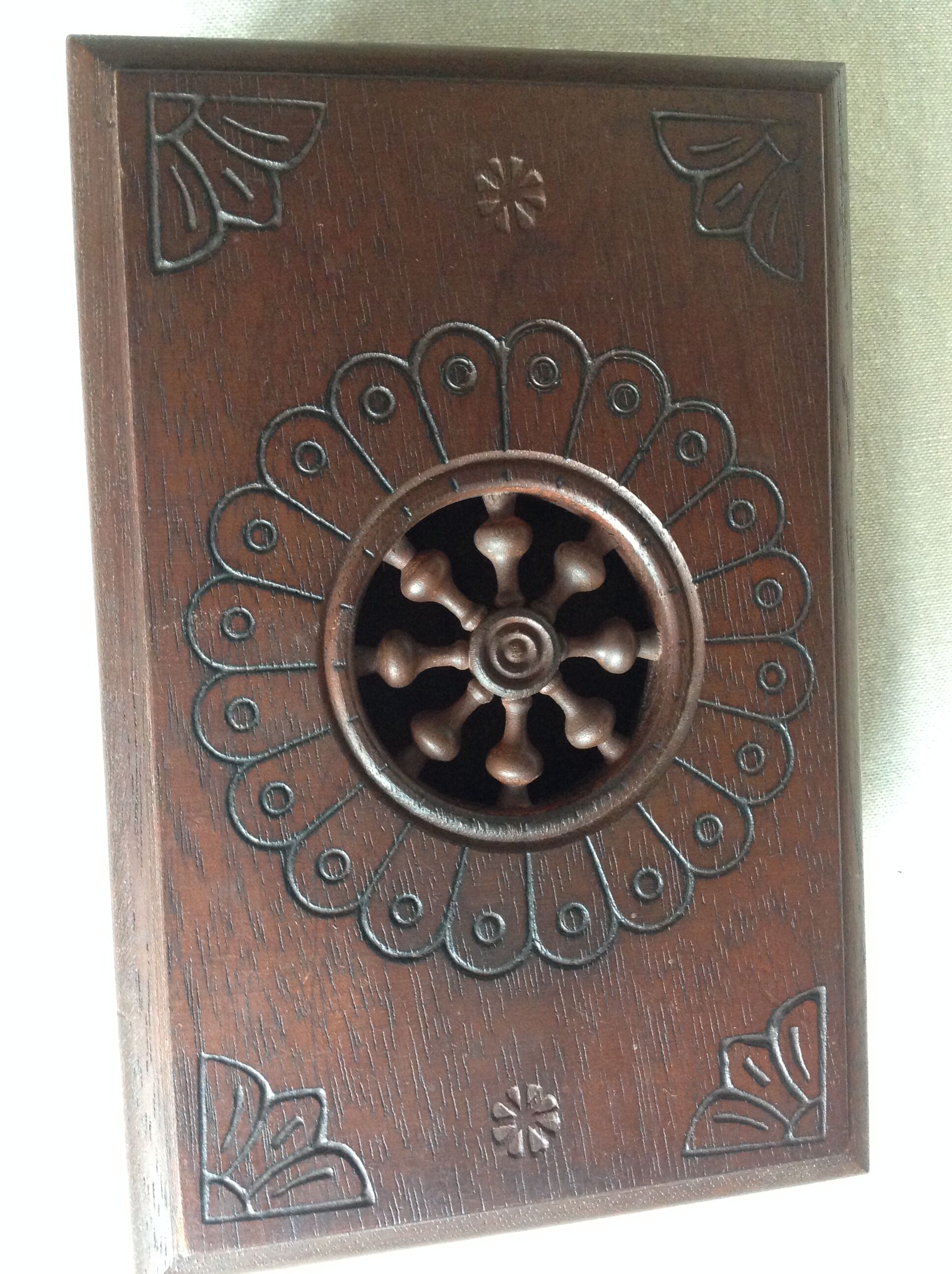 Old cigarette box in openwork varnished wood 30-40s