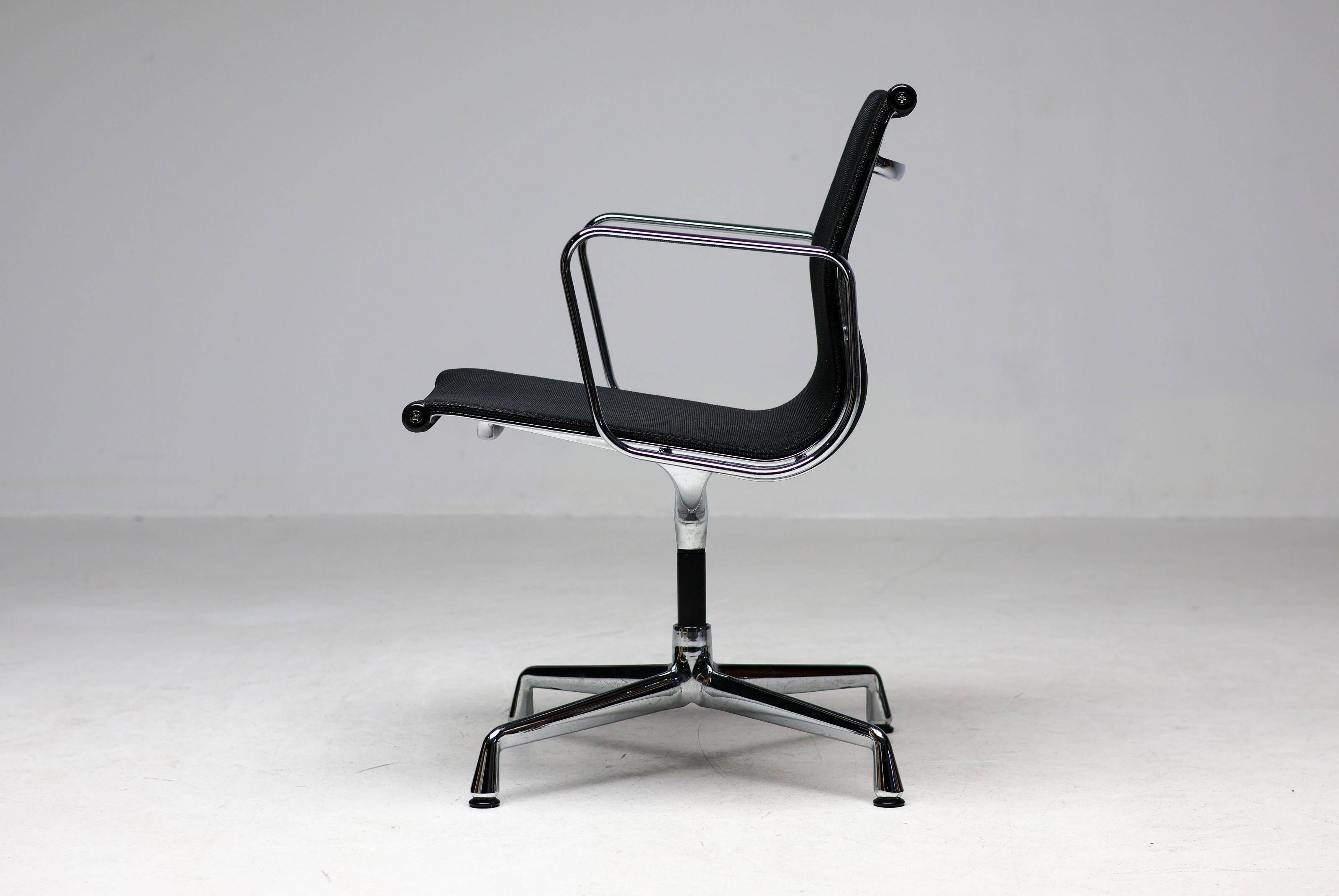 Ensemble de quatre chaises pivotantes EA108 Eames "Aluminium Group" par Vitra en noir