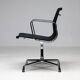 Ensemble de quatre chaises pivotantes EA108 Eames "Aluminium Group" par Vitra en noir
