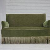 Canapé danois 2 places des années 1970, velours d'ameublement vert, pieds en bois de hêtre.