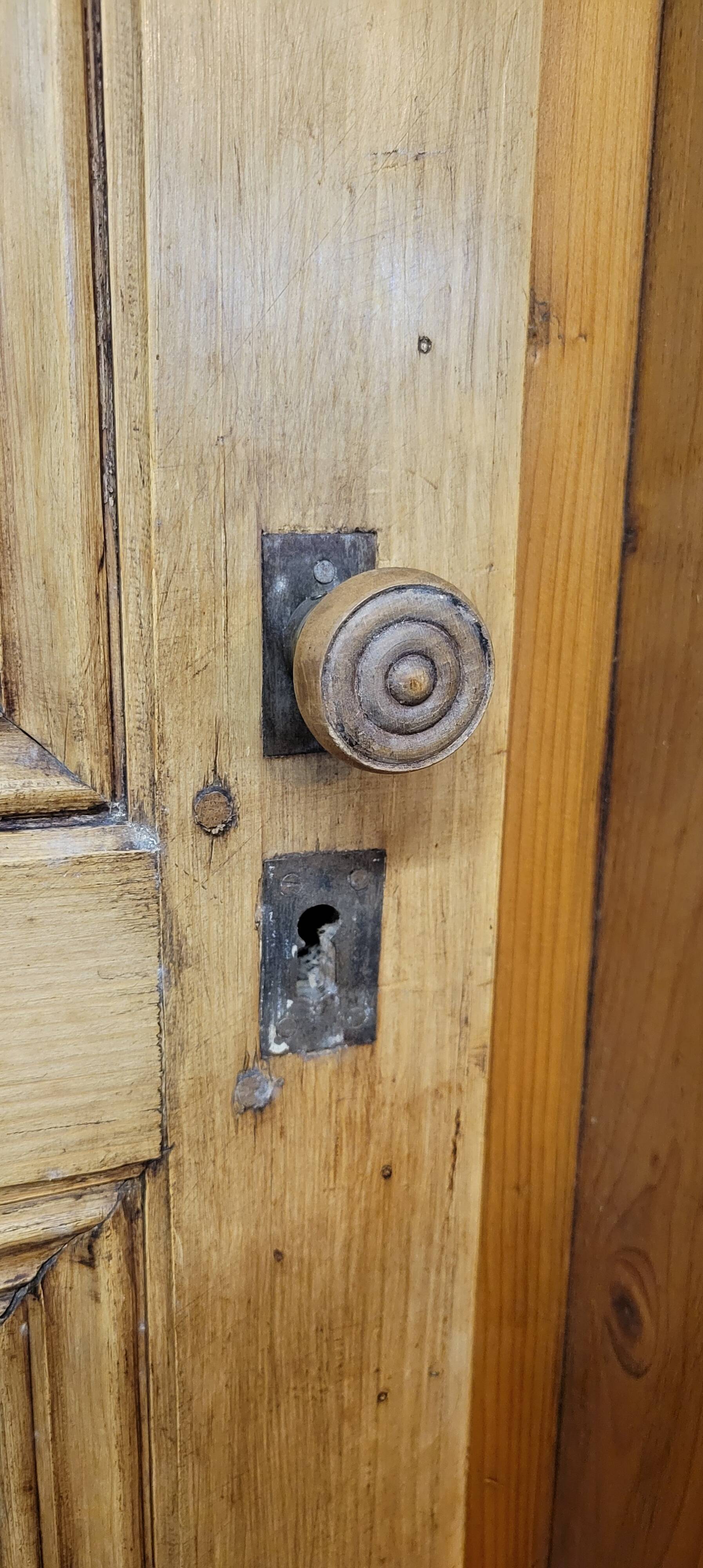 Monumental library of pine wood, from the 19th century.