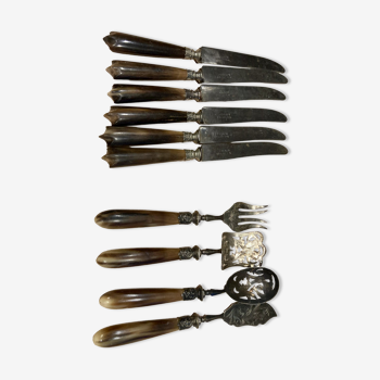 6 dessert knives + serving cutlery with horn handle