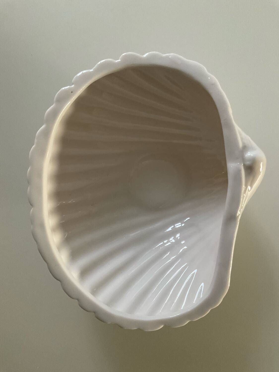 Vintage porcelain shell emptier