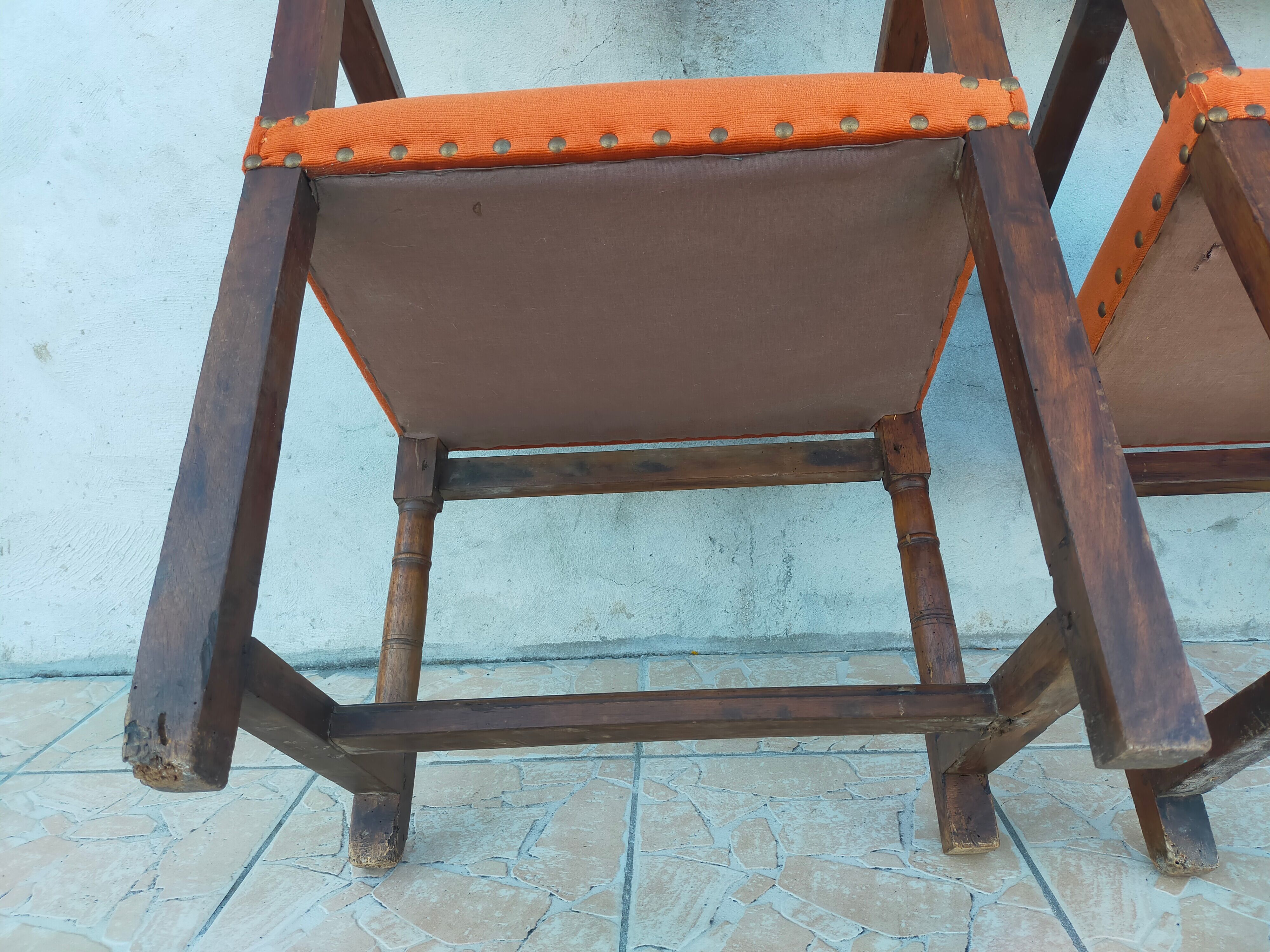 Paire de fauteuils rustiques en noyer