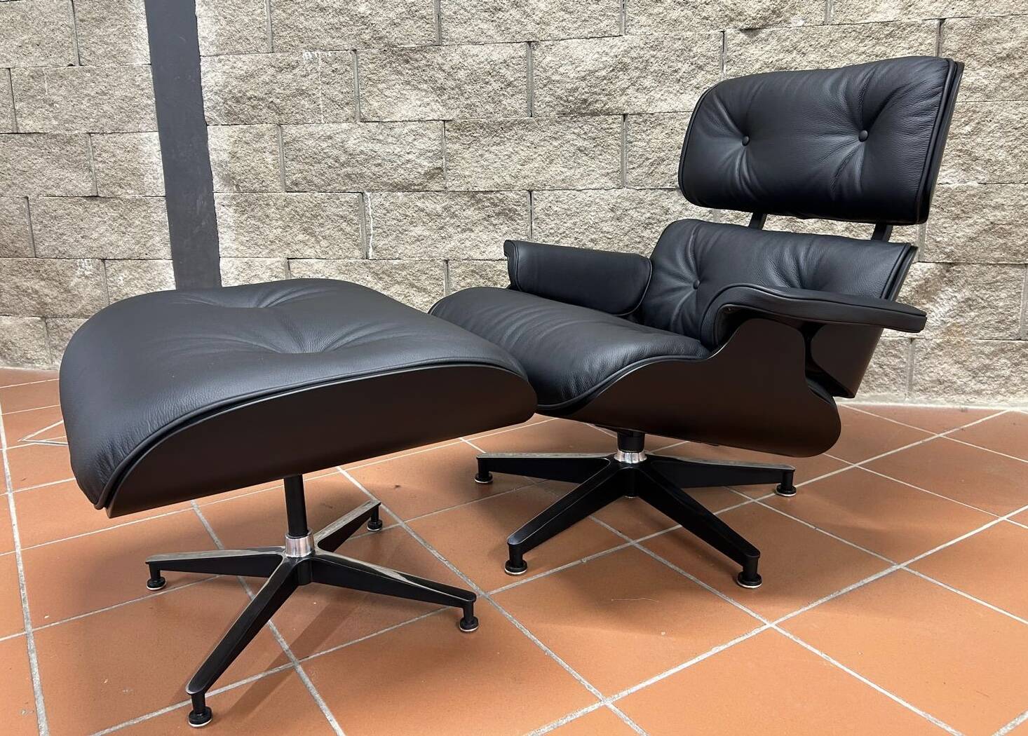 Charles Eames lounge chair All black