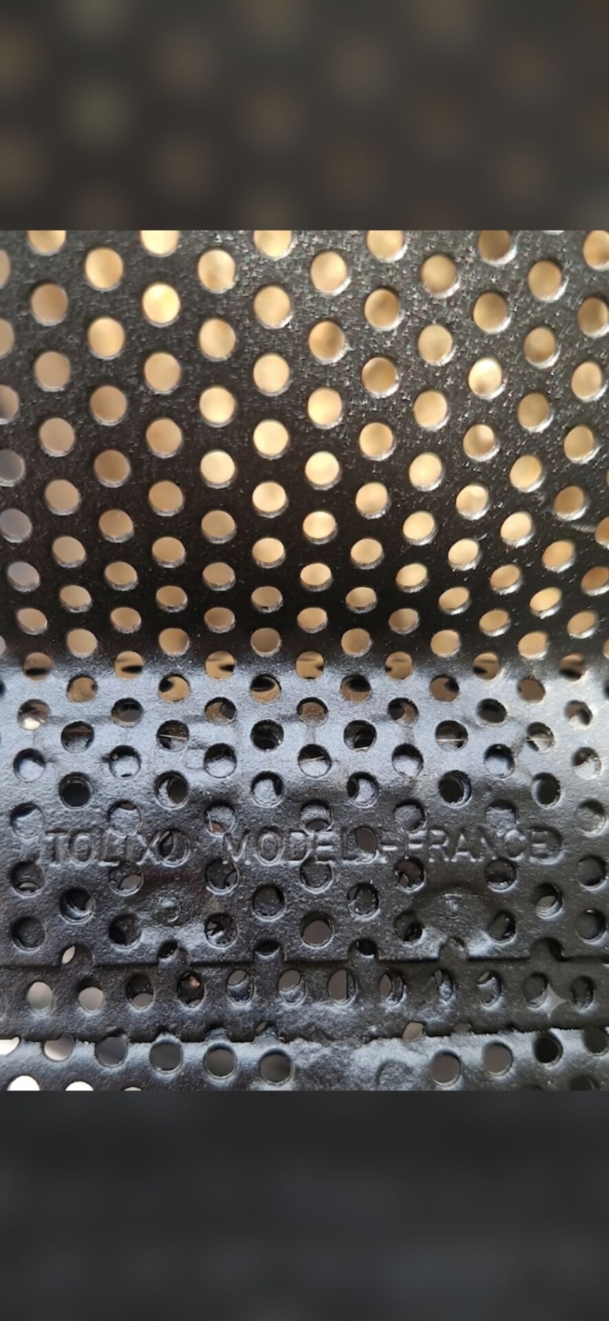Chaise Tolix véritable, tôle perforée noire, état neuf