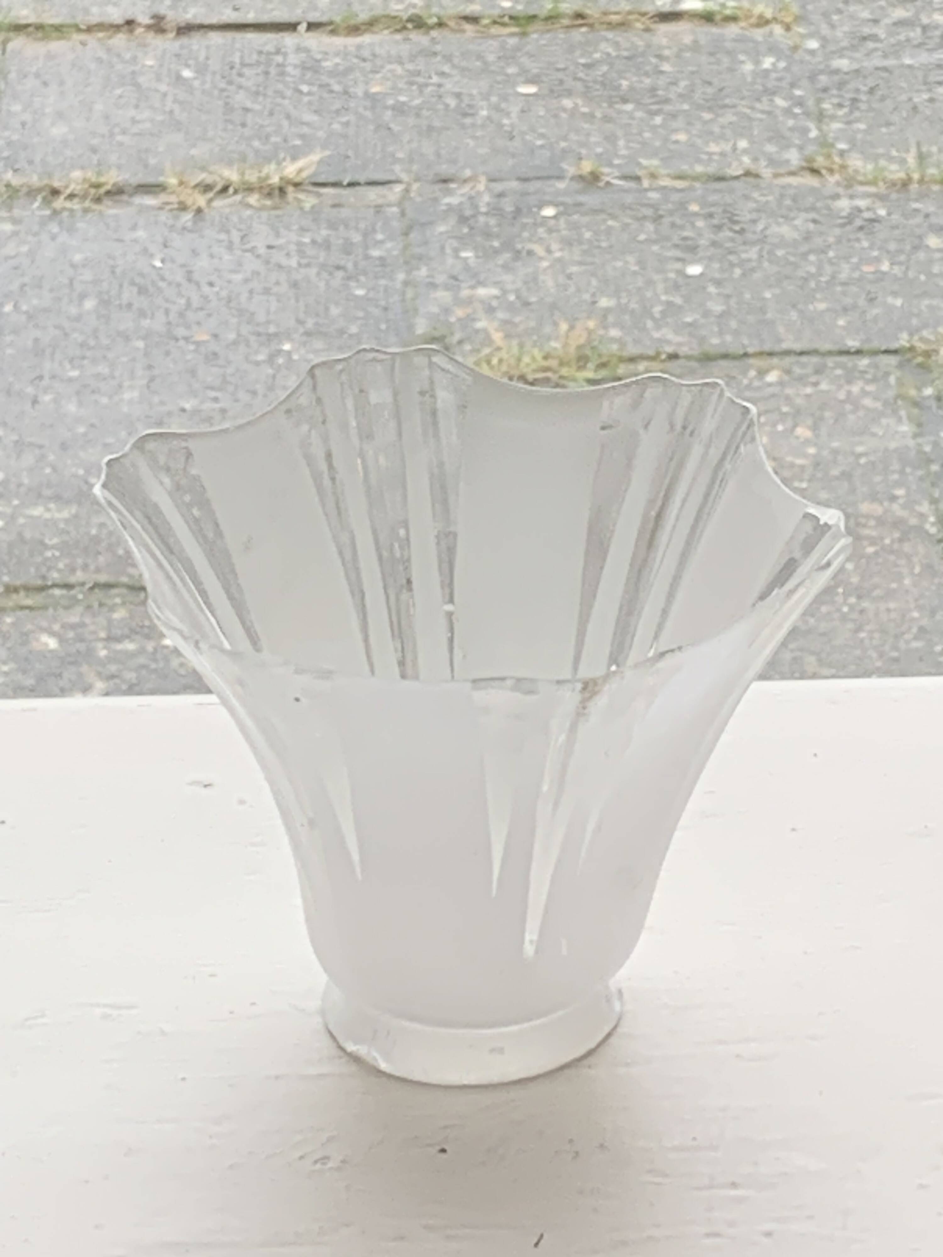 Globe tulipe en verre transparent et blanc, en forme de corolle de fleurs, vintage 1950