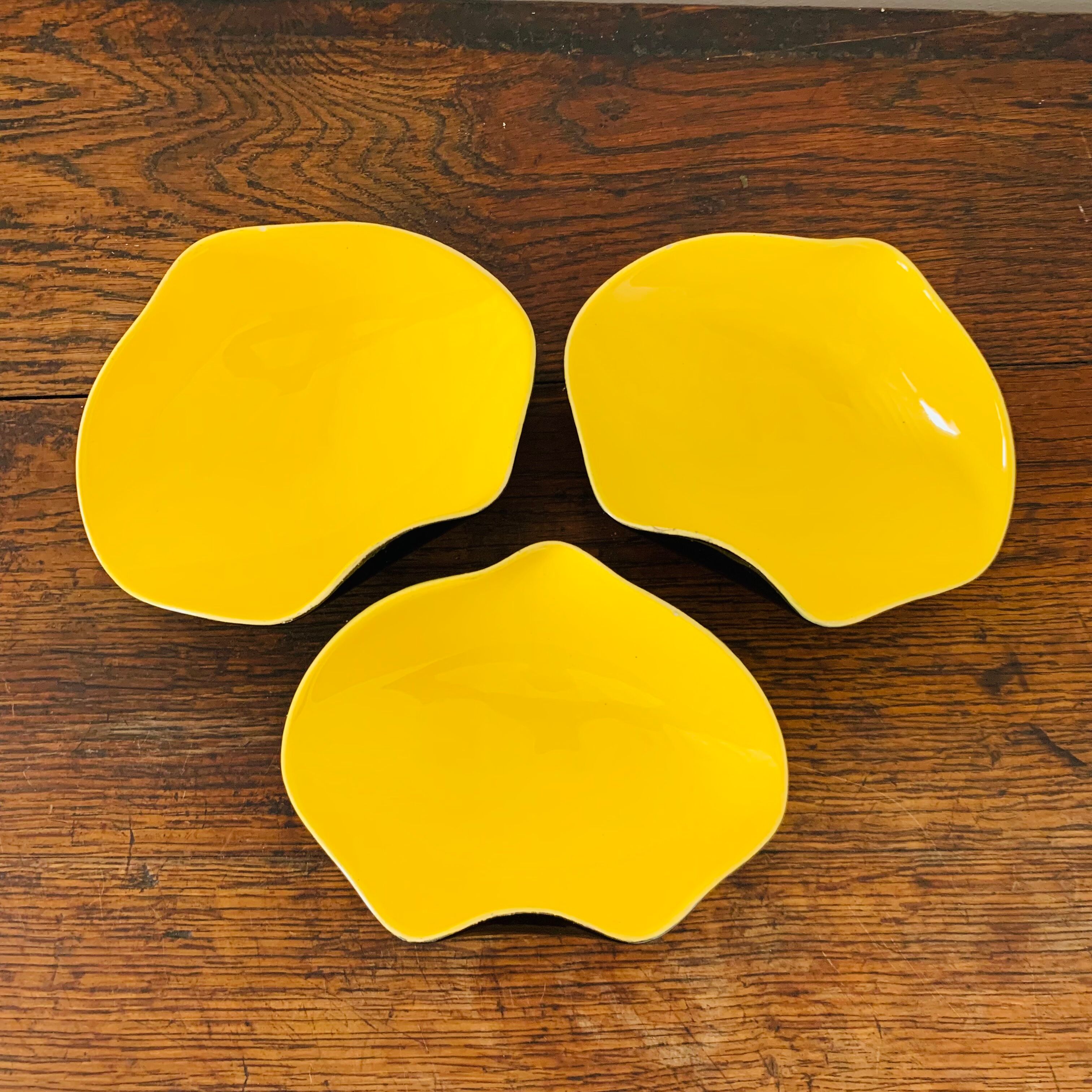 Set of 3 vintage bowls, yellow and black