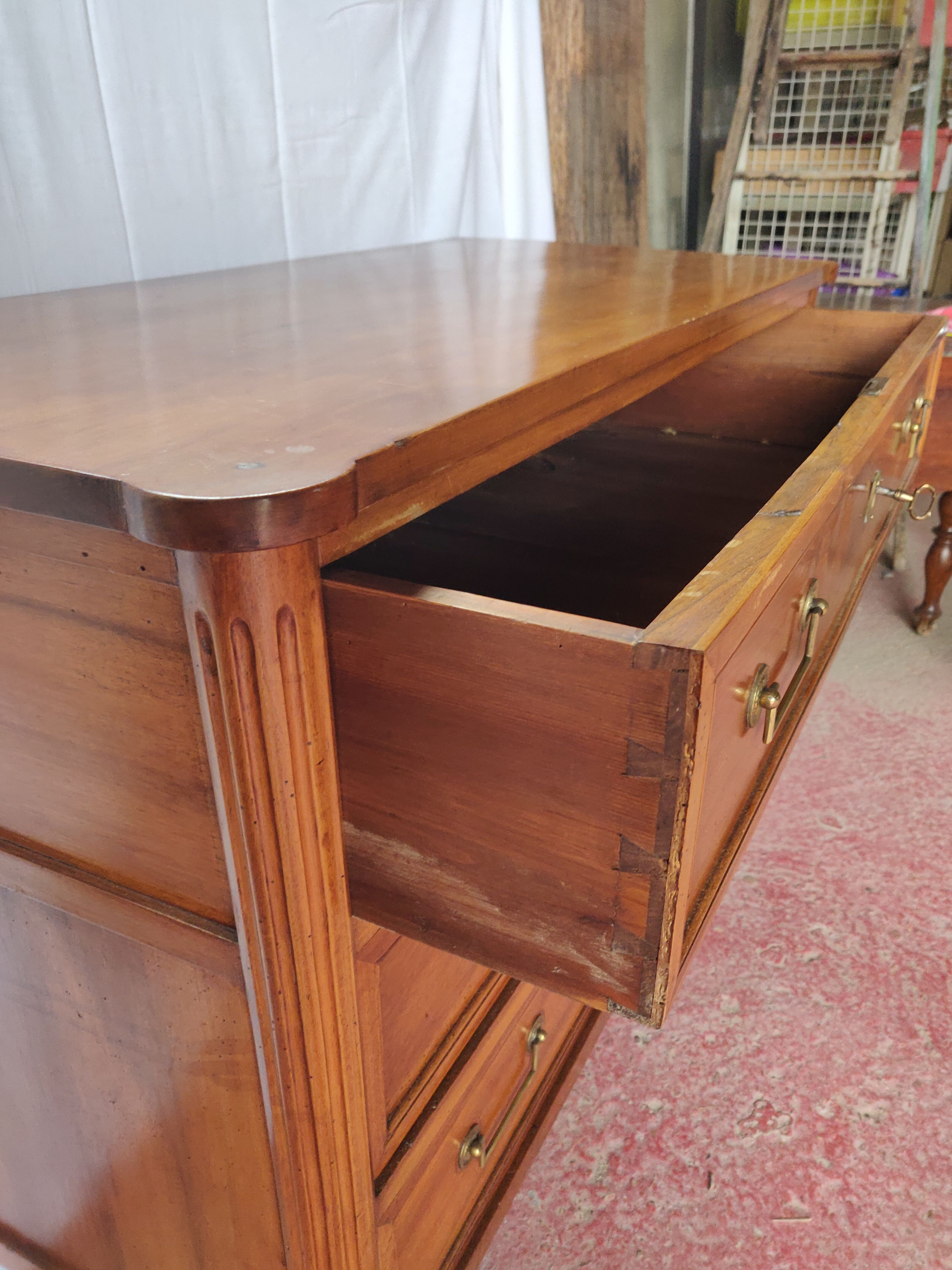 Commode d'appartement style Louis XVl noyer