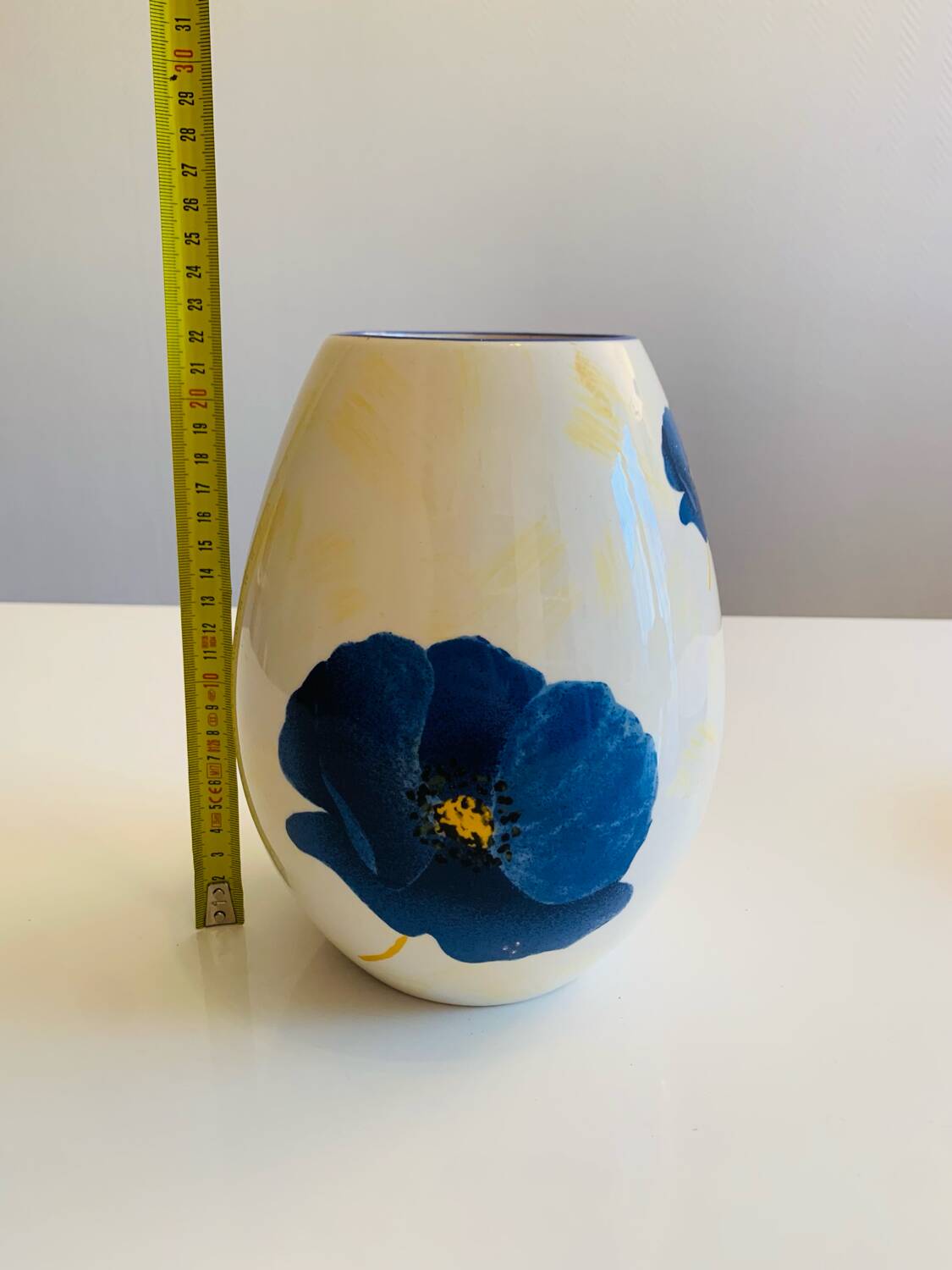 Egg-shaped vase in Lunéville earthenware from the "Blue Anemone" collection