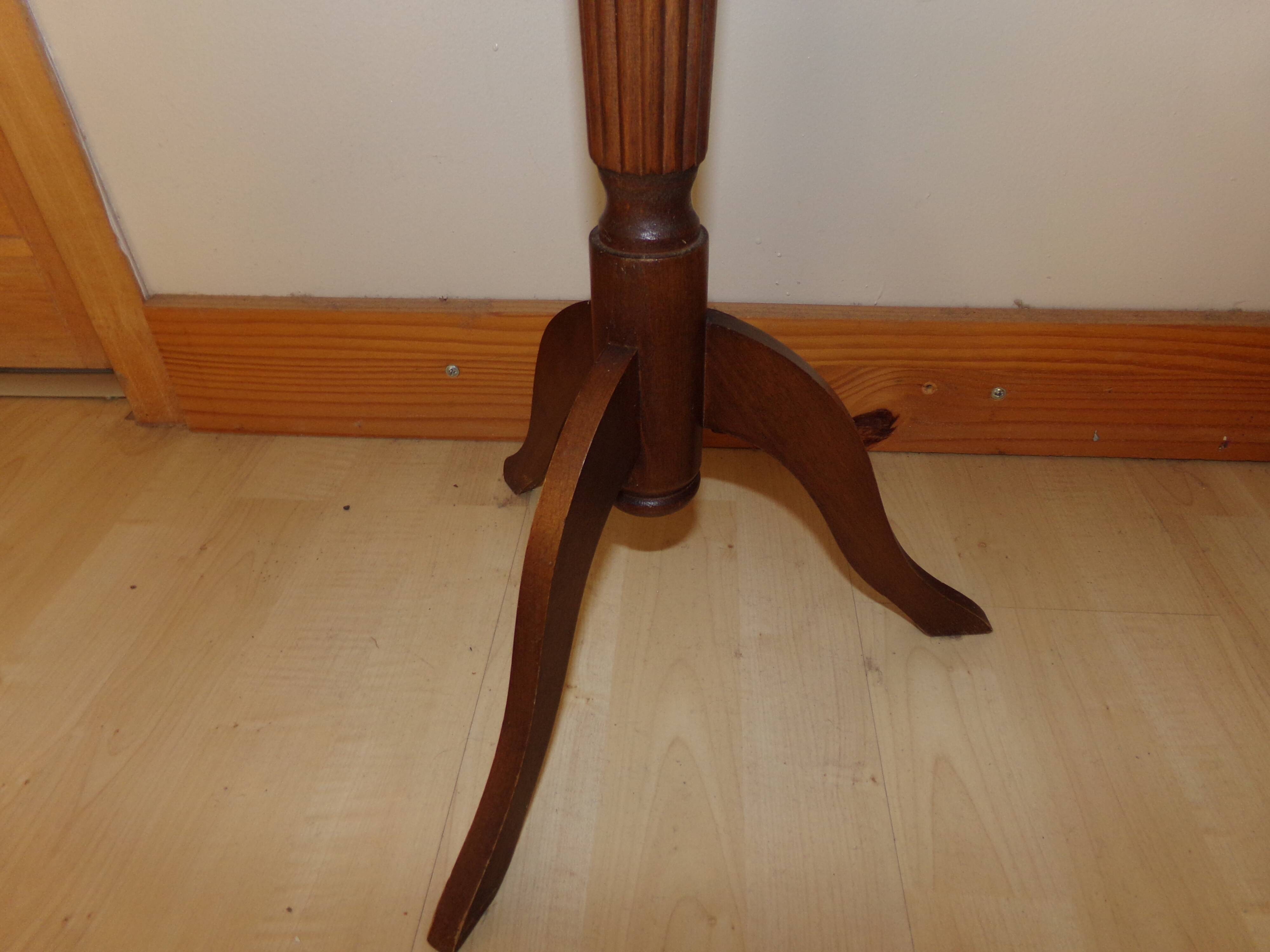 Table 3 wooden feet