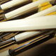 12 couteaux manche resine blanc