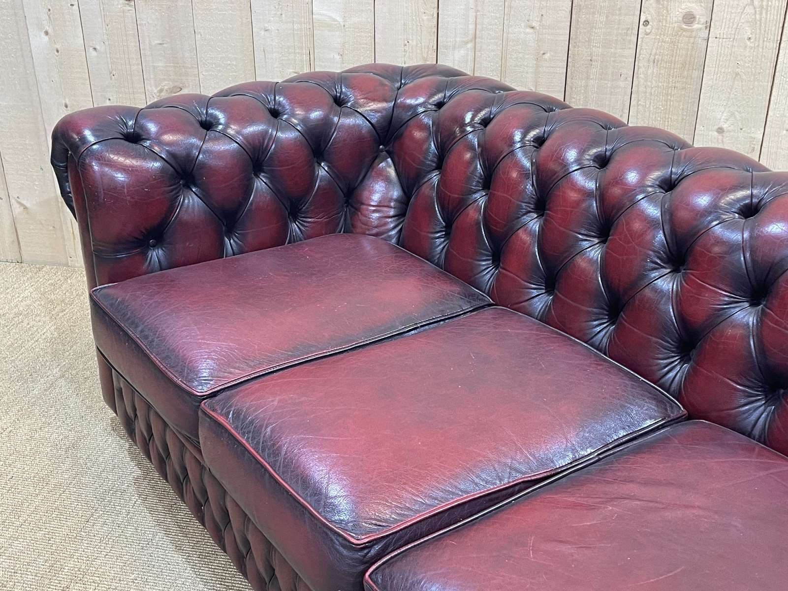 Chesterfield sofa in red leather 3 places from the 70s